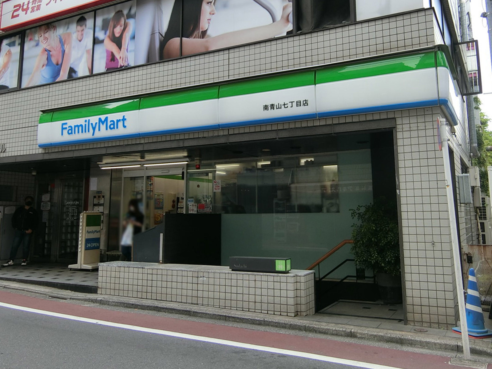 徒歩1分のファミリーマート