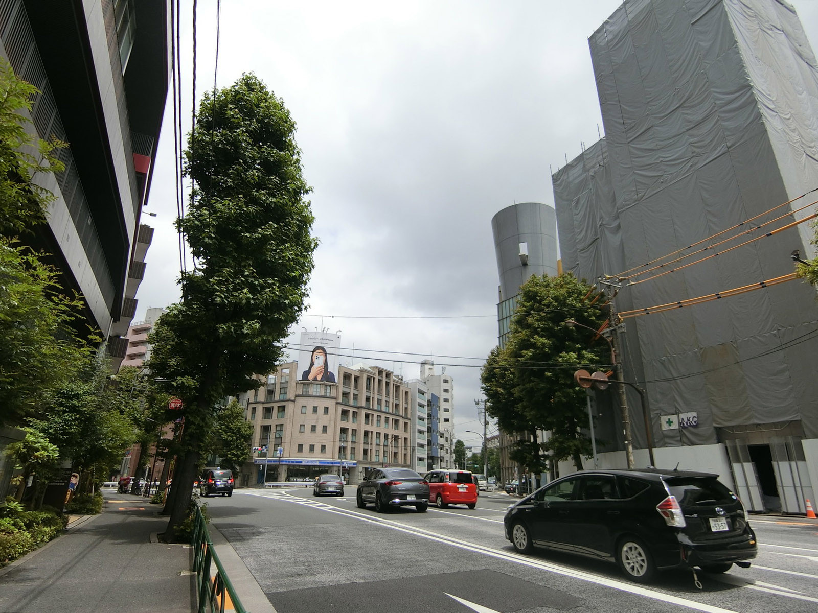 極東設計ビル前面の外苑西通り