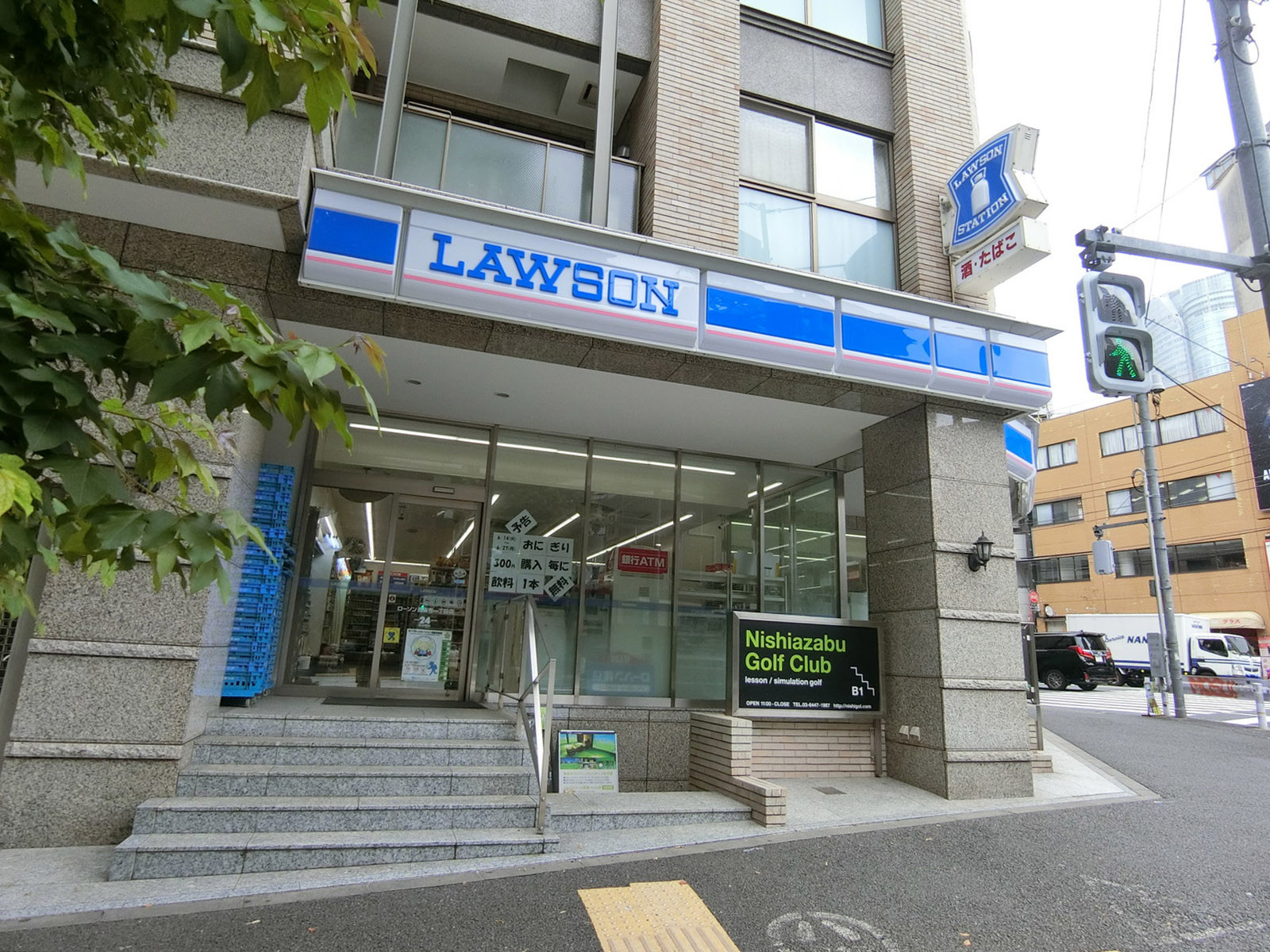 徒歩1分のローソン 西麻布1丁目店