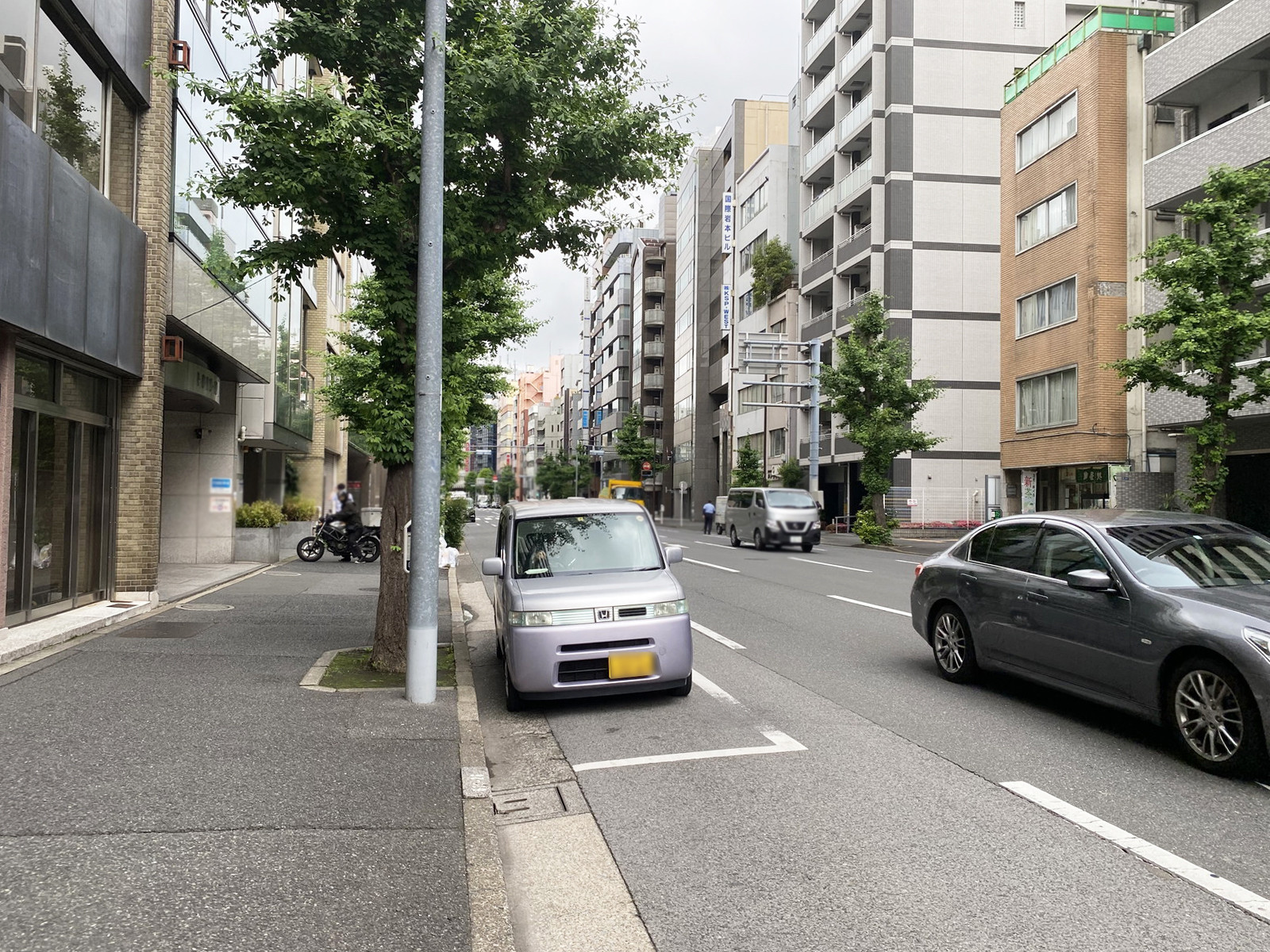 エステックビル前面の神田金物通り