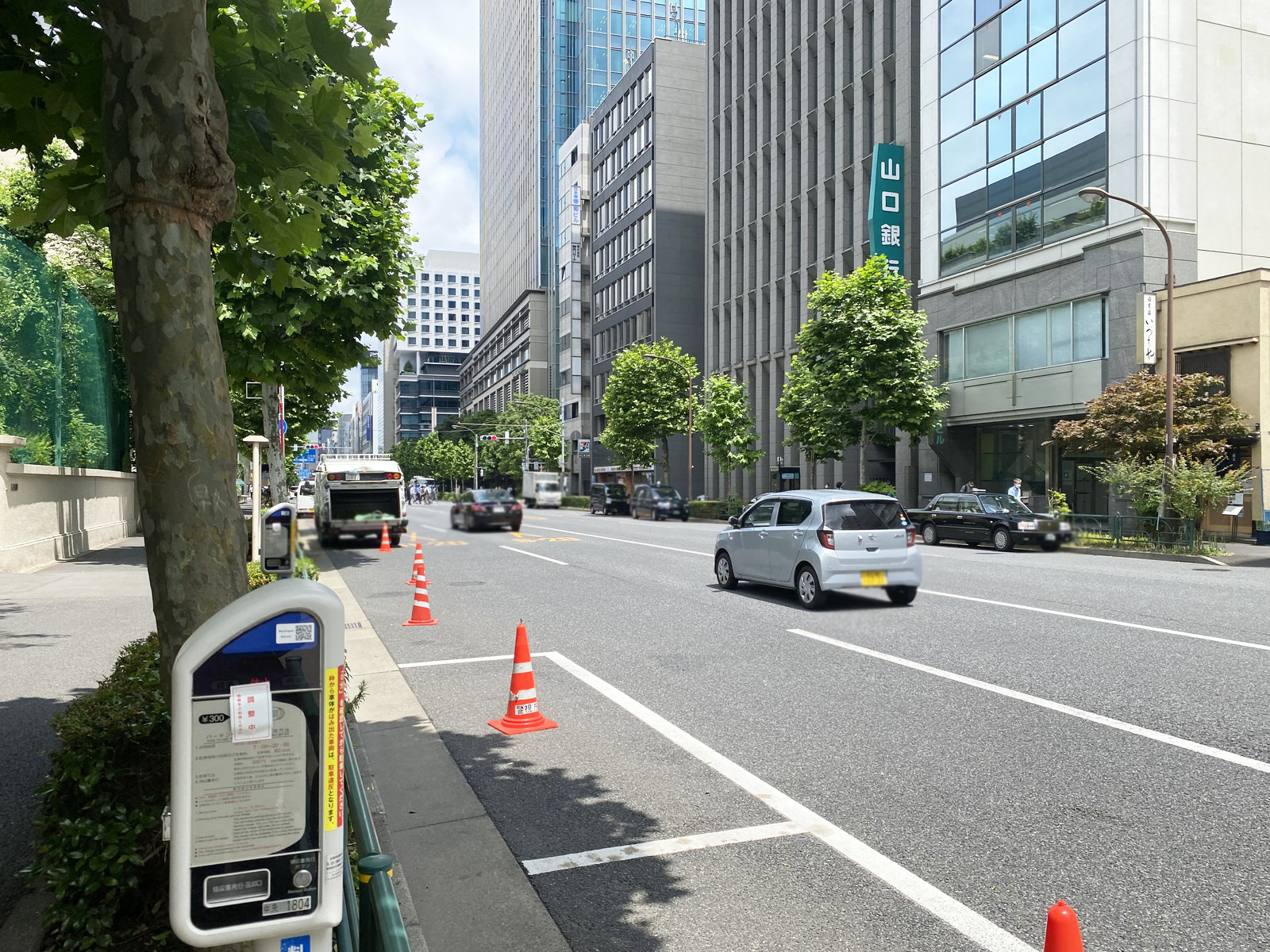 共同ビル日銀前前面の通り