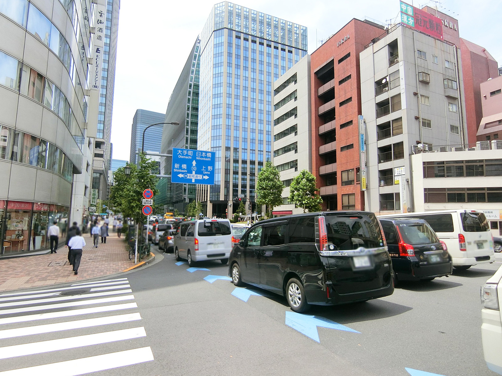 明治安田生命江戸橋ビル前面の永代通り