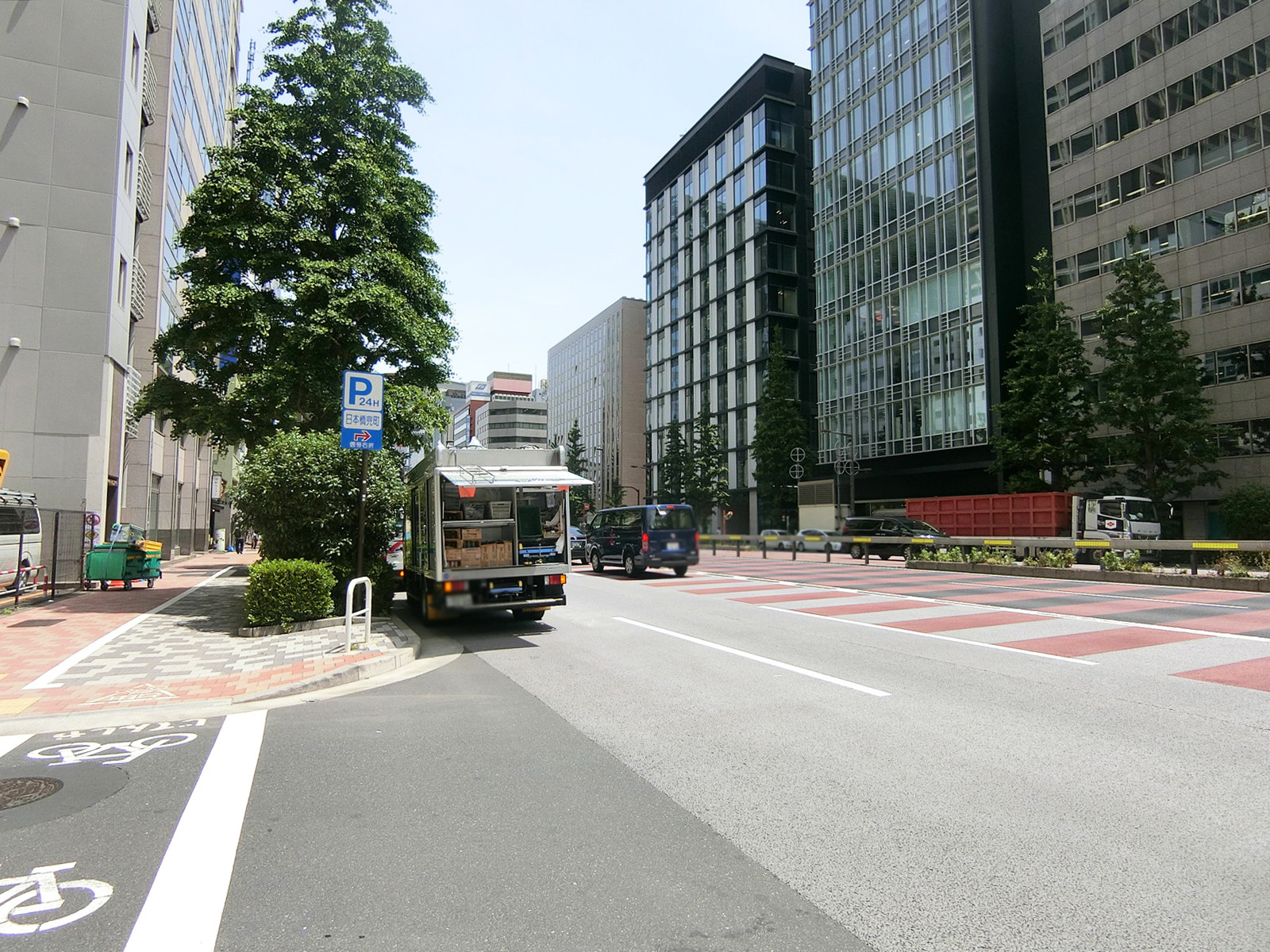 日本橋サンライズビル前面の昭和通り