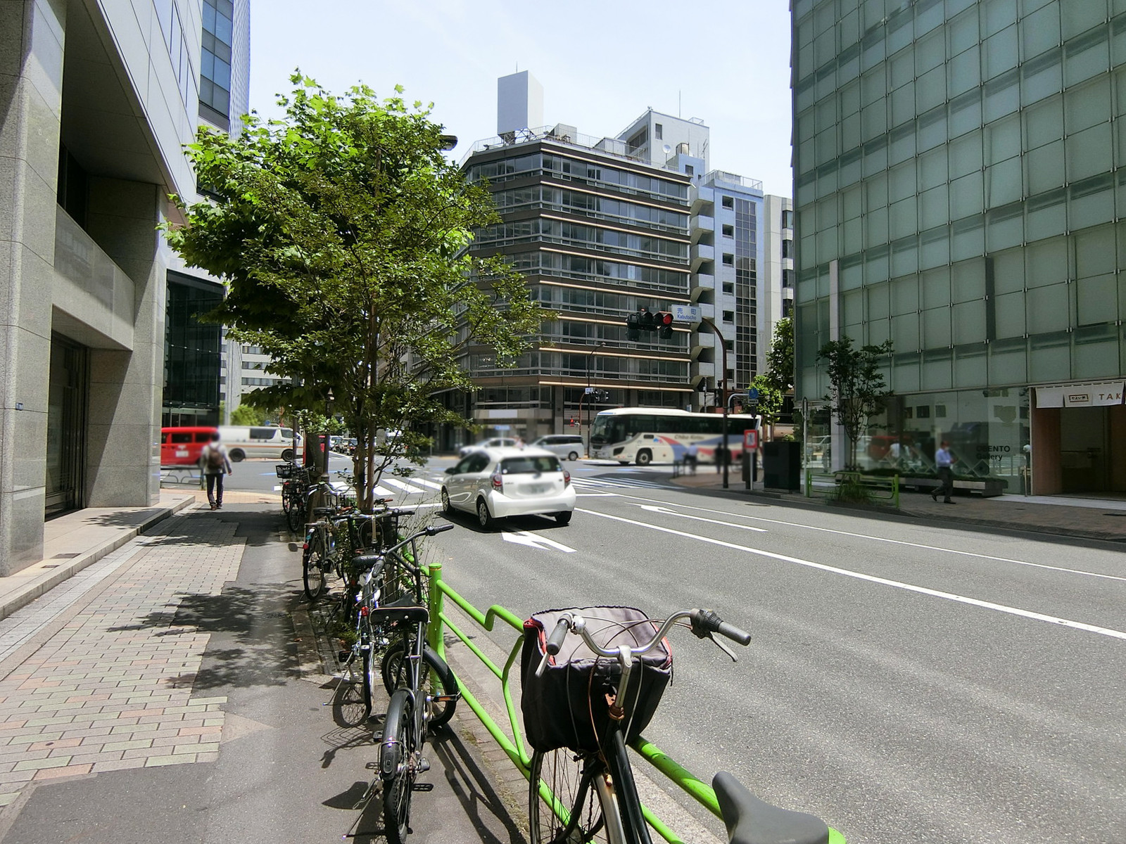 兜町偕成ビル本館前面の永代通り