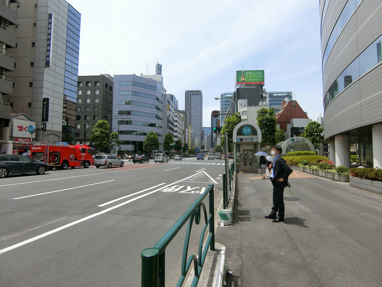 岡本ビル前面の永代通り