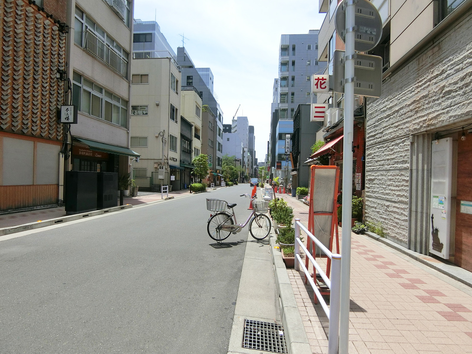 日本橋大江戸ビル前面の通り