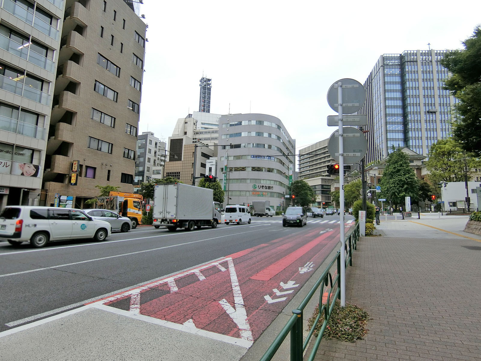 北の丸スクエア前面の通り