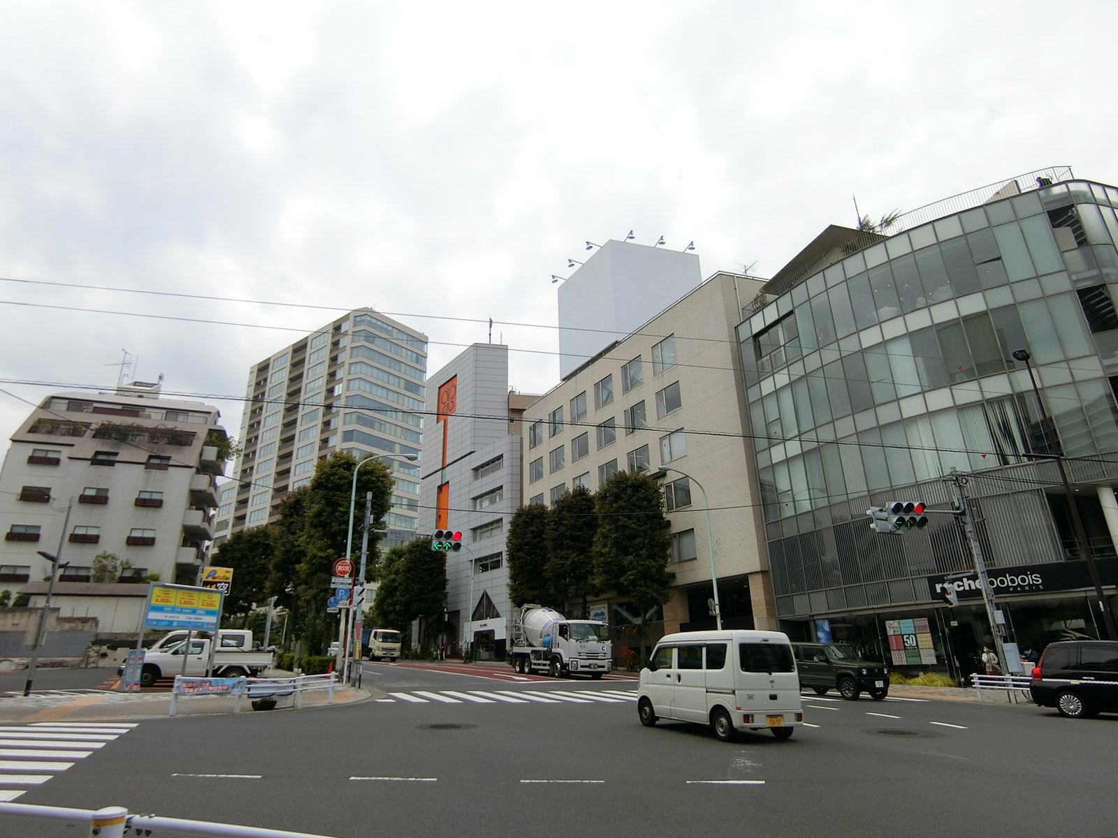付近の神宮前3丁目交差点