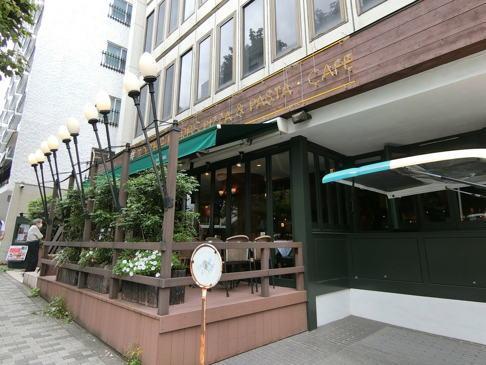 周辺には飲食店もあり