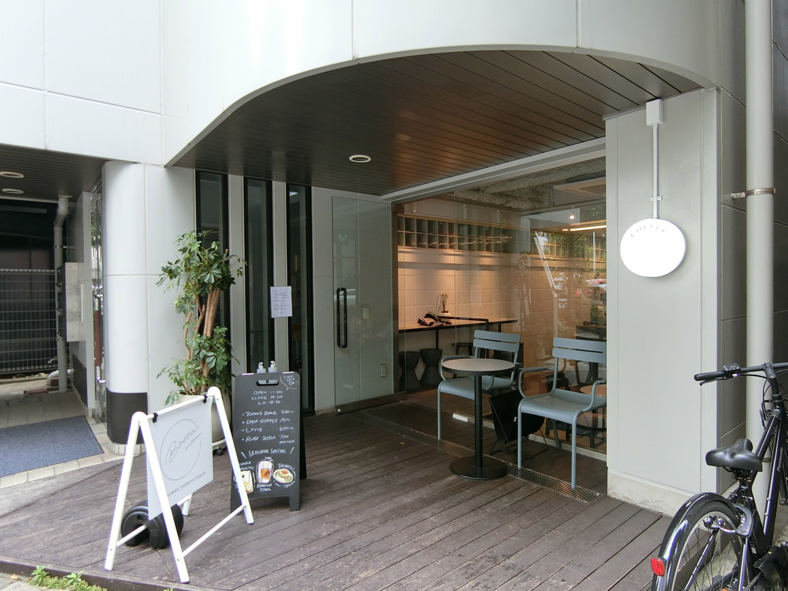 周辺には飲食店があり