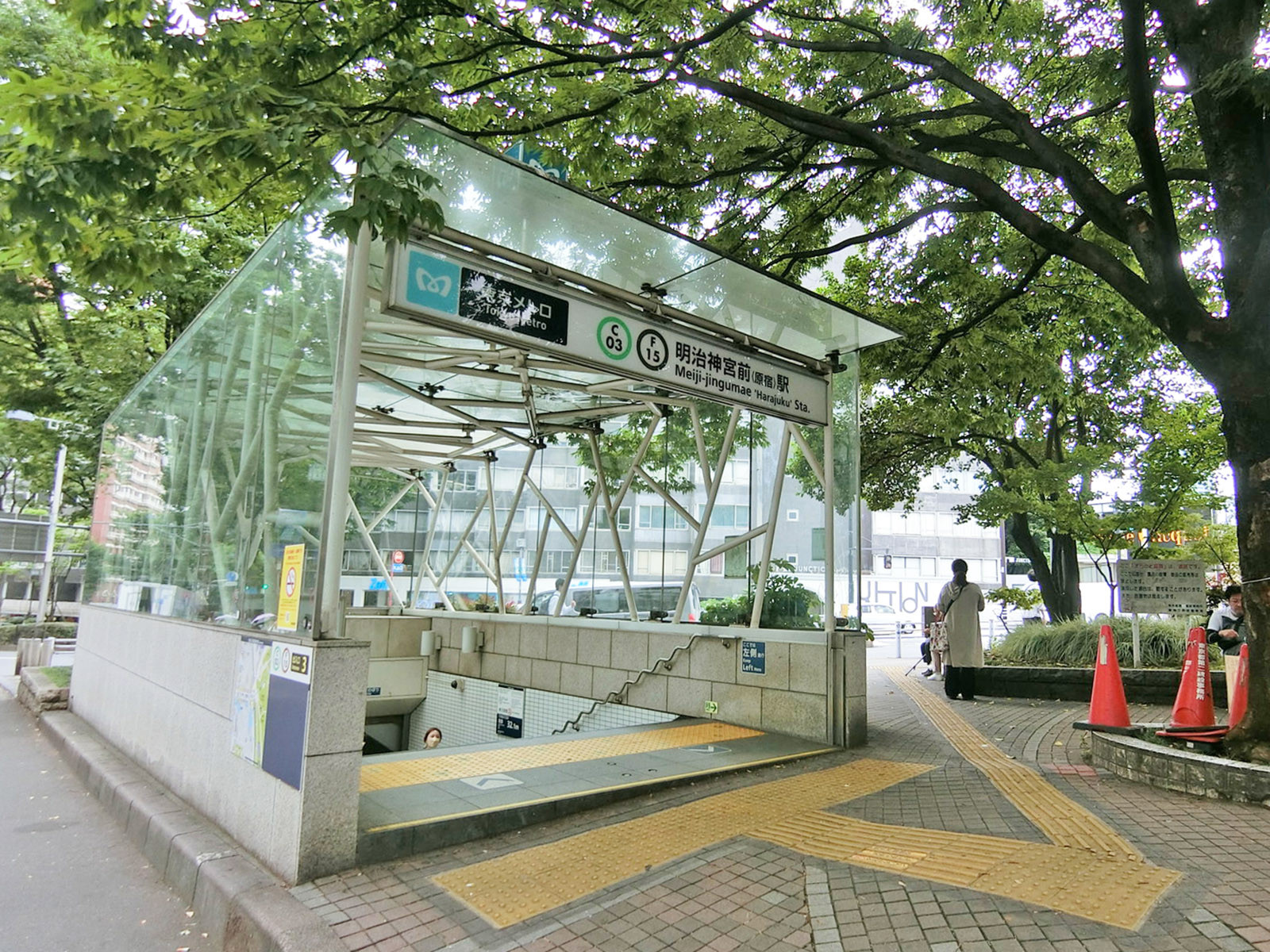 最寄りの「明治神宮前駅」