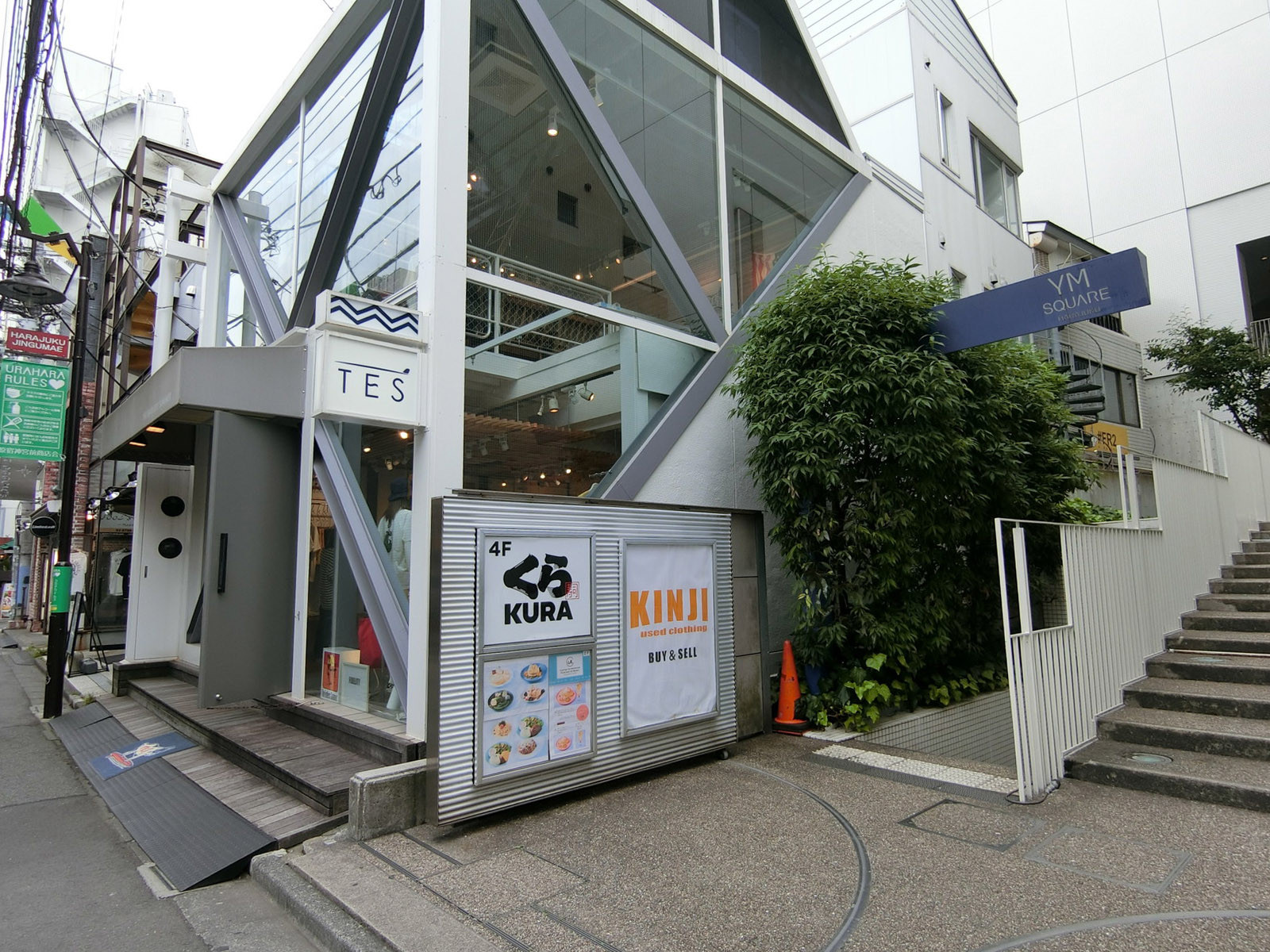 周辺には飲食店が点在