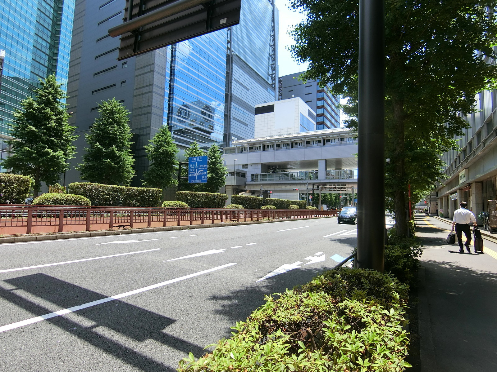 新橋駅前ビル1号館前面の通り