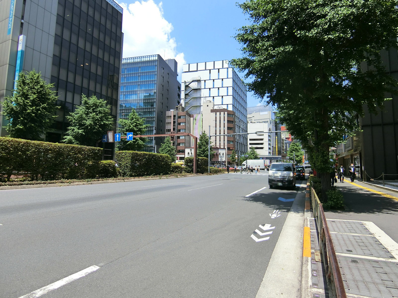 ヤクルト本社ビル前面の第一京浜