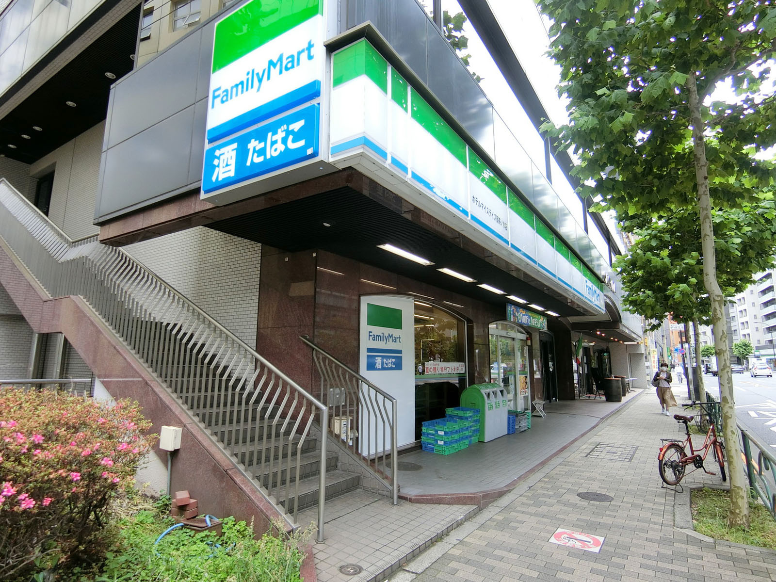 徒歩1分のファミリーマート ホテルマイステイズ御茶ノ水店