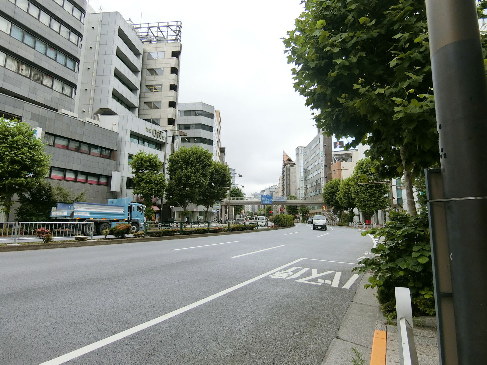 至近の靖国通り