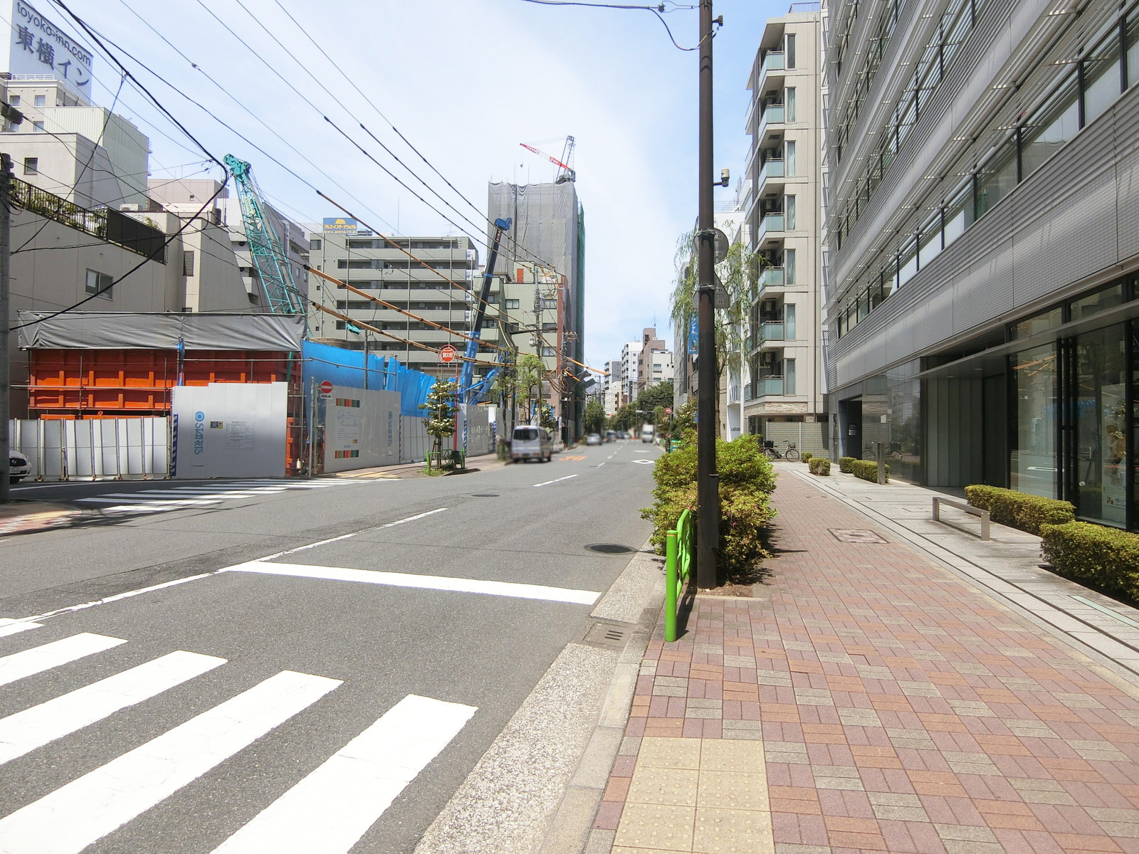 東京大和化成ビル前面の柳原通り