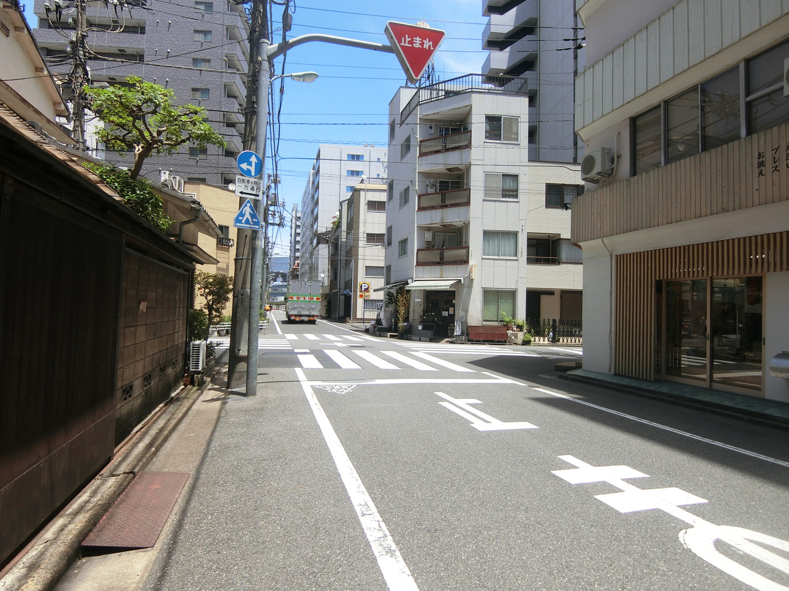 第7センタープラザ前面の通り