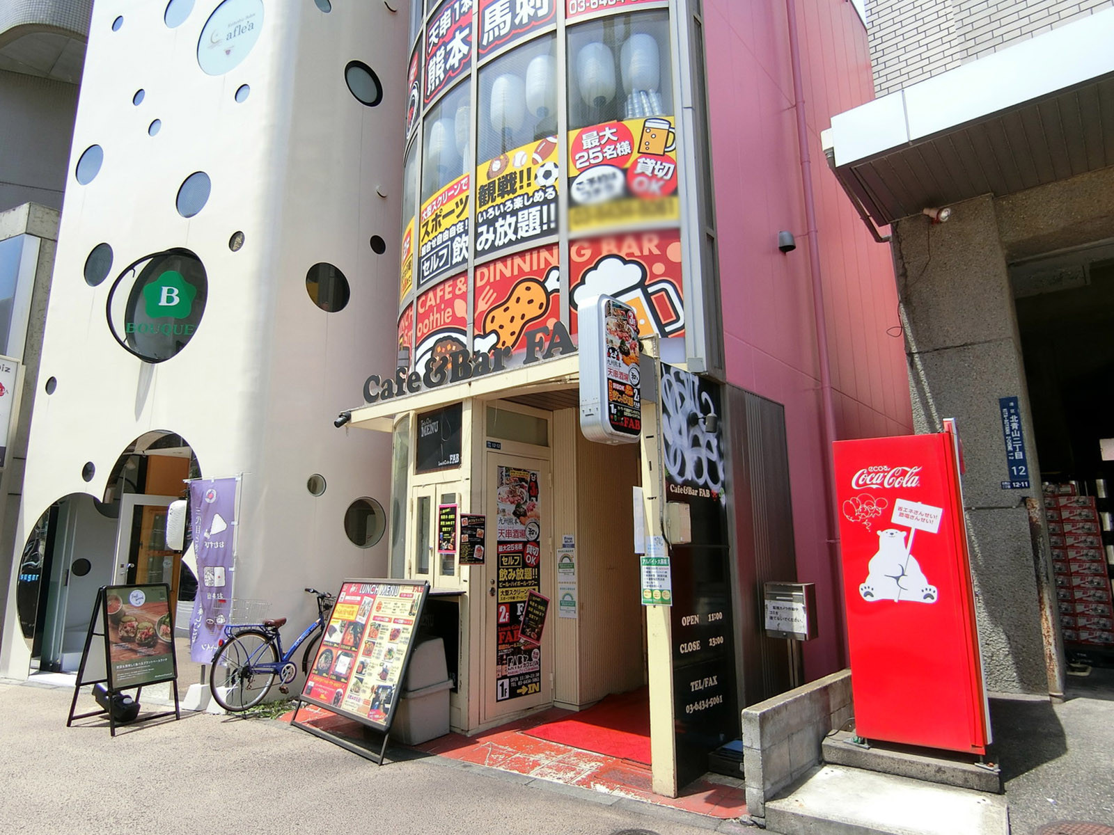 周辺には飲食店が点在