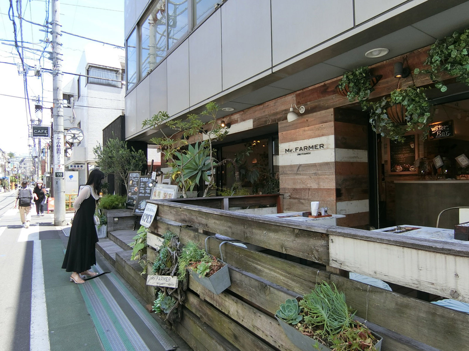 周辺には飲食店が点在
