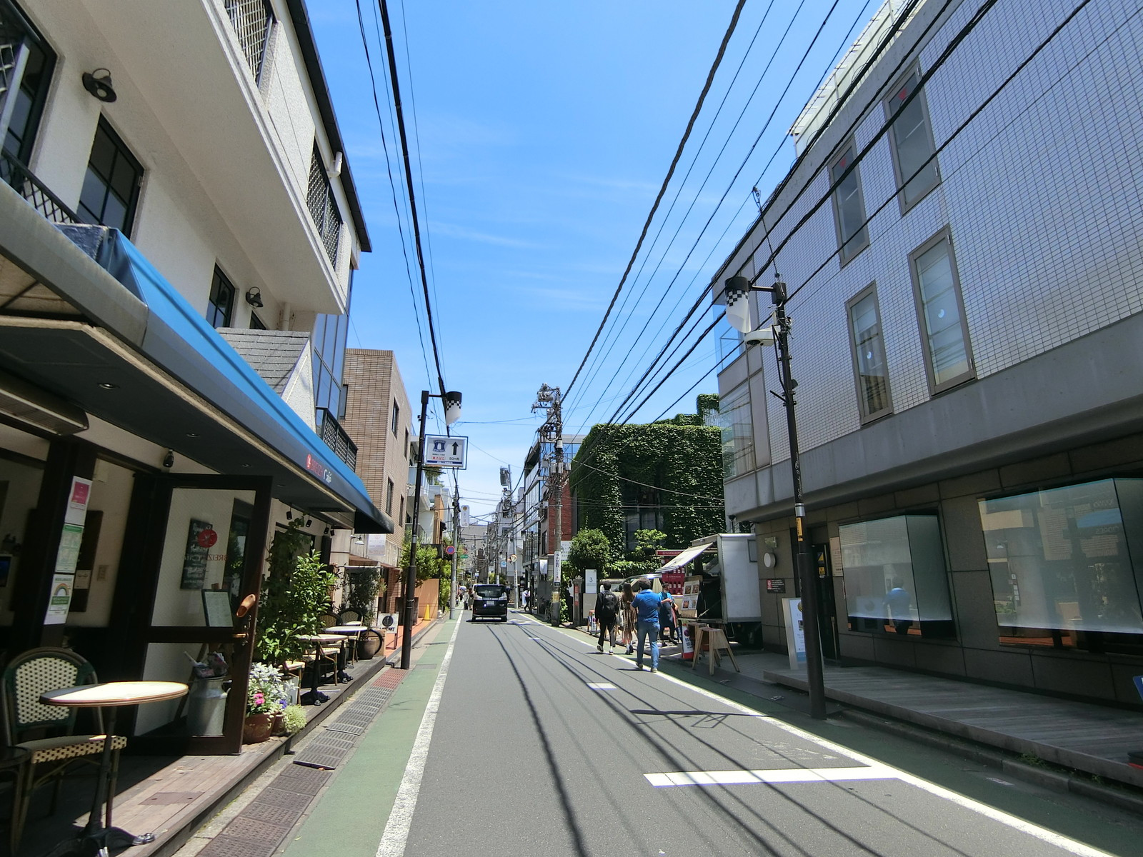 エルム青山前面の通り