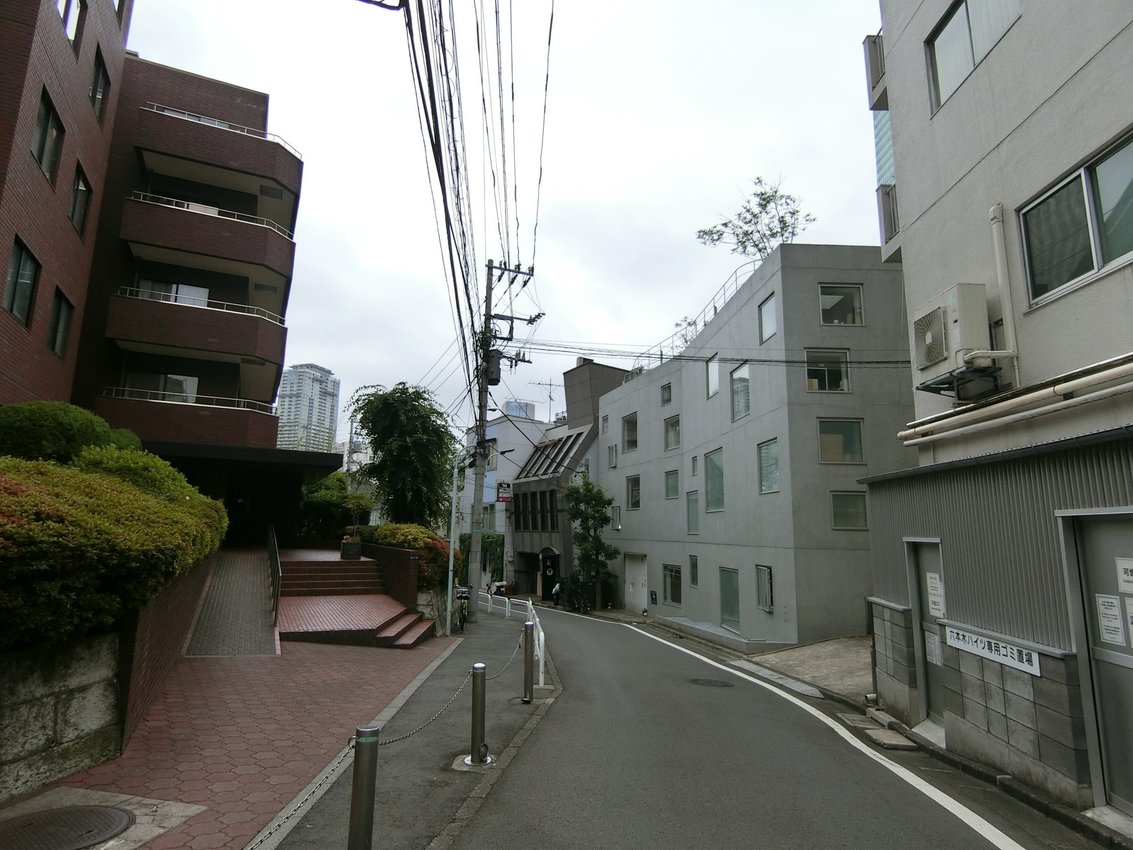 R4ビルディング前面の通り