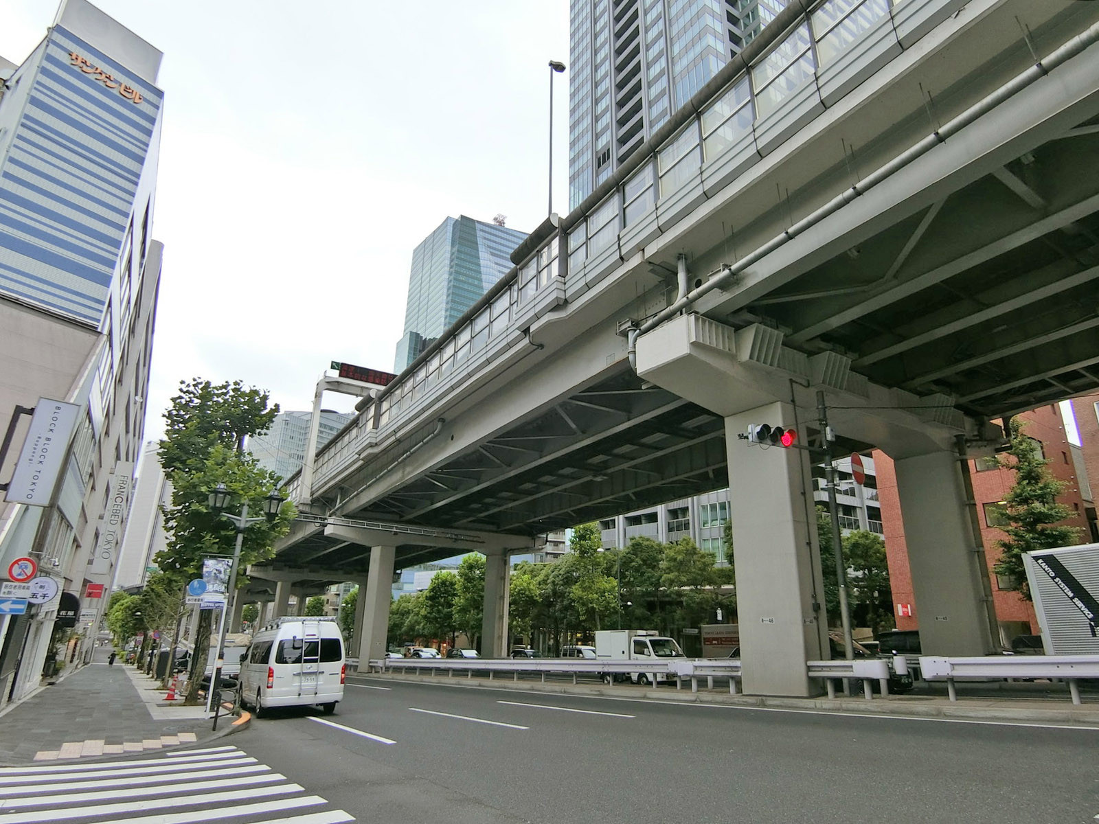 付近の六本木通り