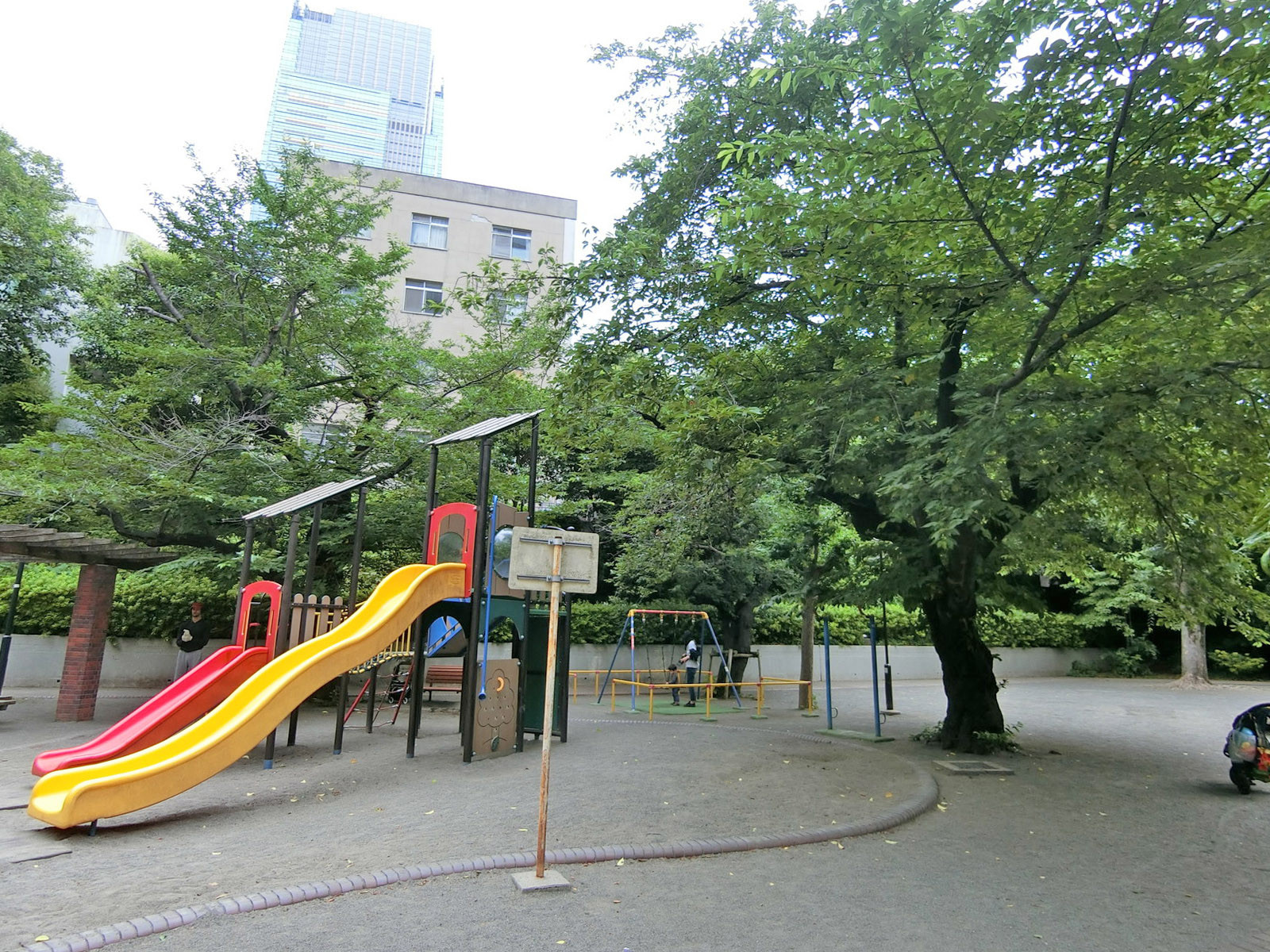 斜め向かいの三河台公園