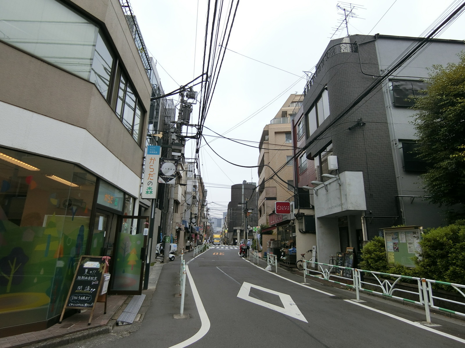 レガーロ千駄ヶ谷前面の通り