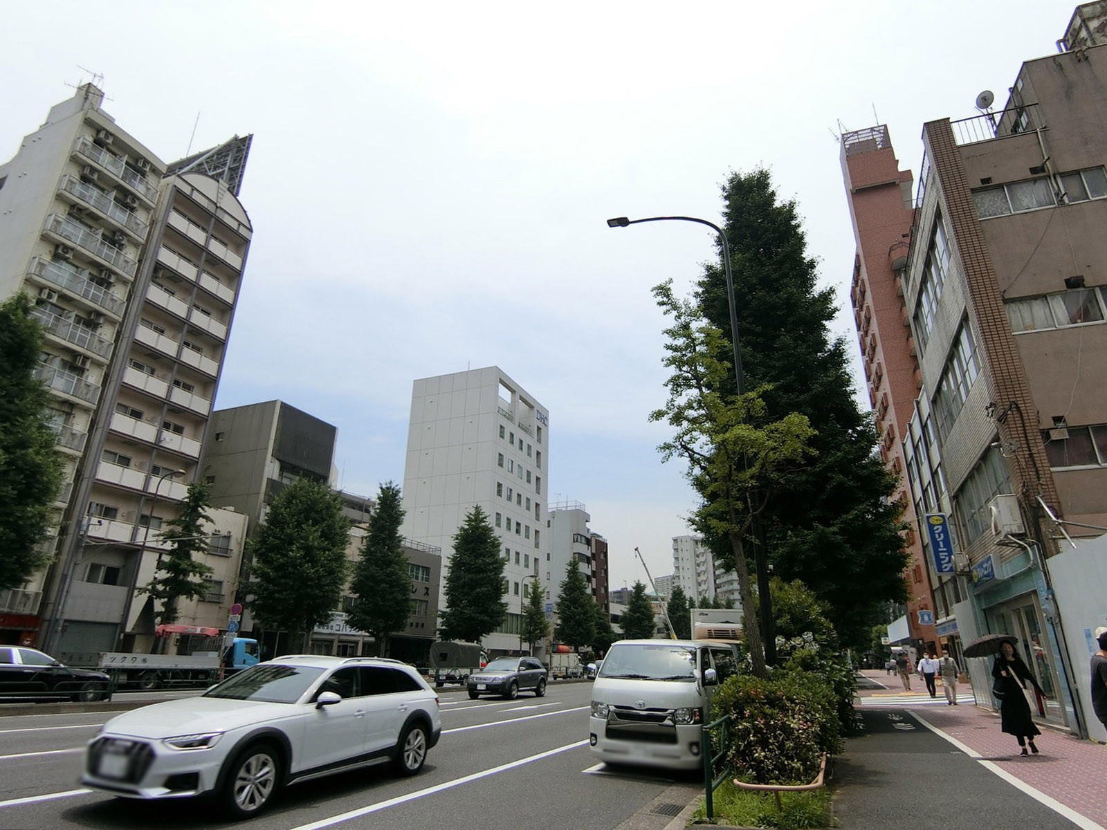 リバーサイド麻布ビル前面の麻布通り