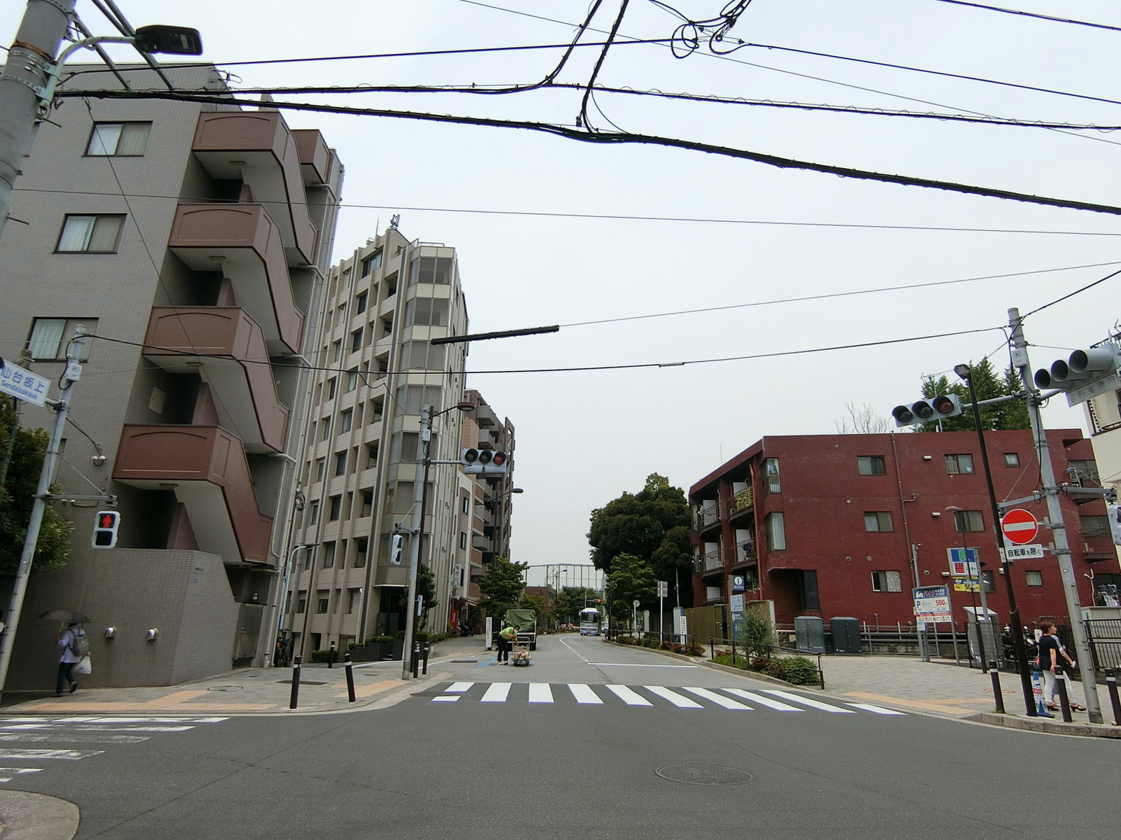 麻布セントラルポイント前面の仙台坂上交差点