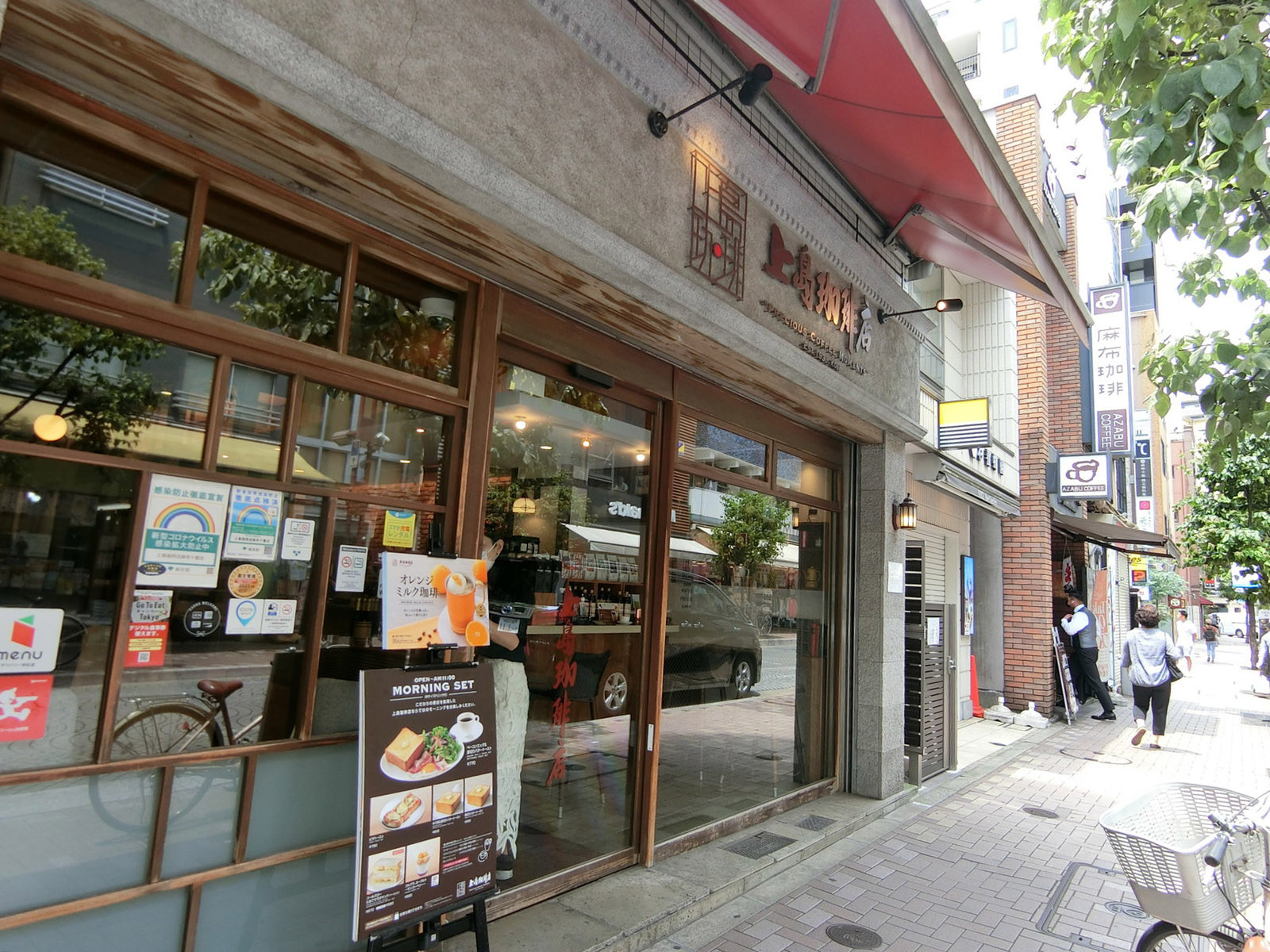 周辺には飲食店が点在