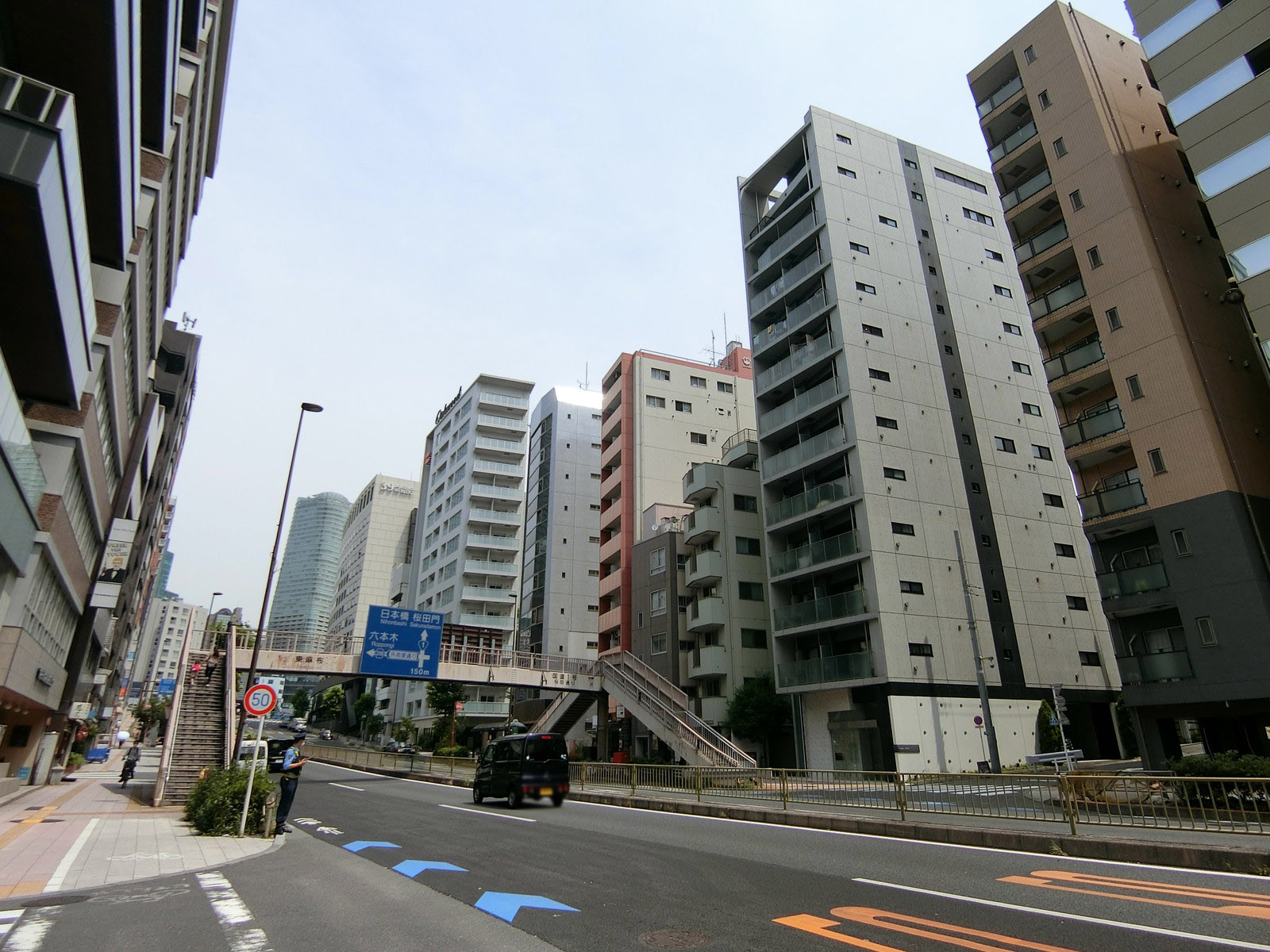 第二渡辺ビル前面の桜田通り