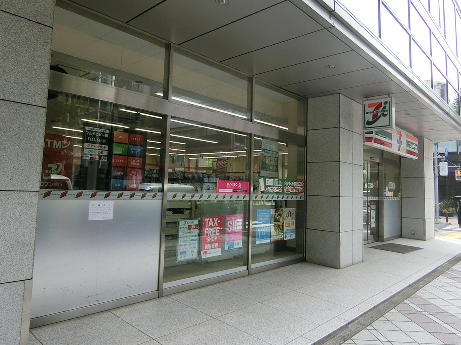 徒歩1分のセブン-イレブン