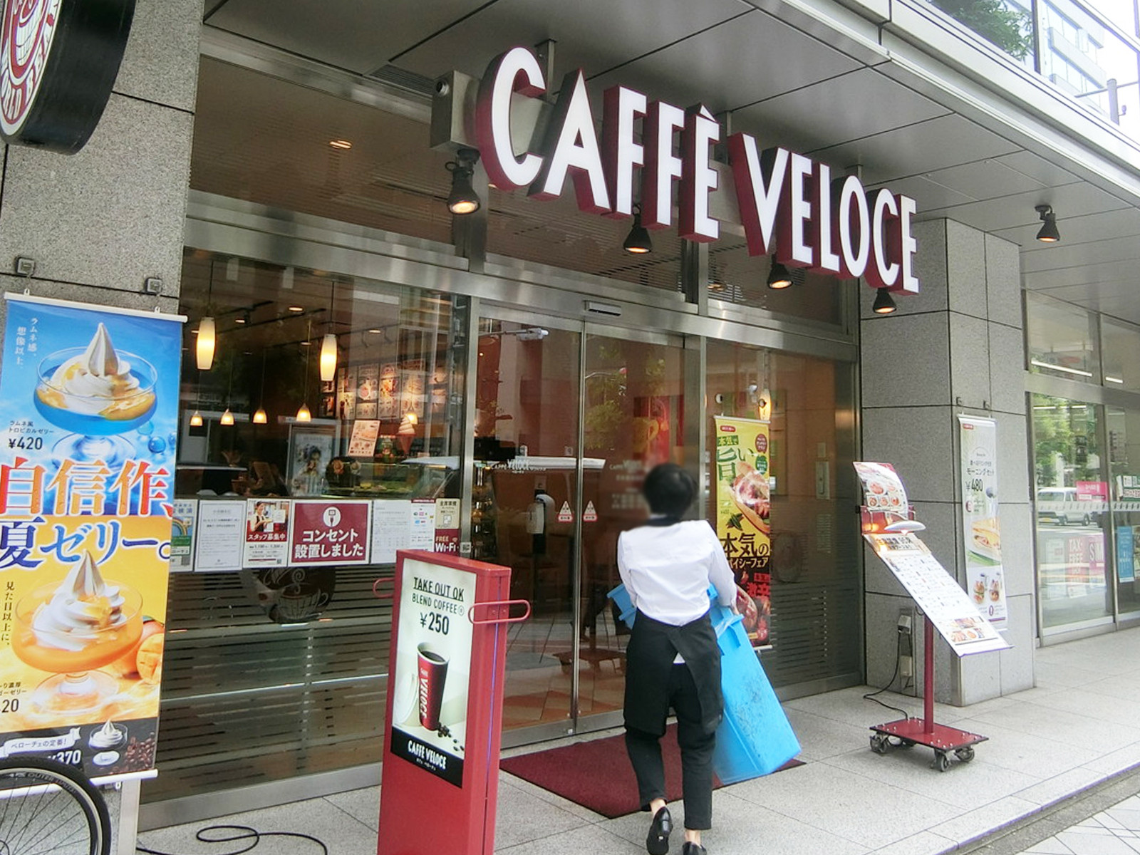 付近のカフェ・ベローチェ