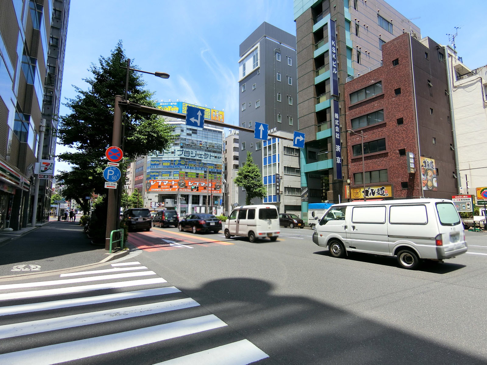 クレイン末広前面の通り