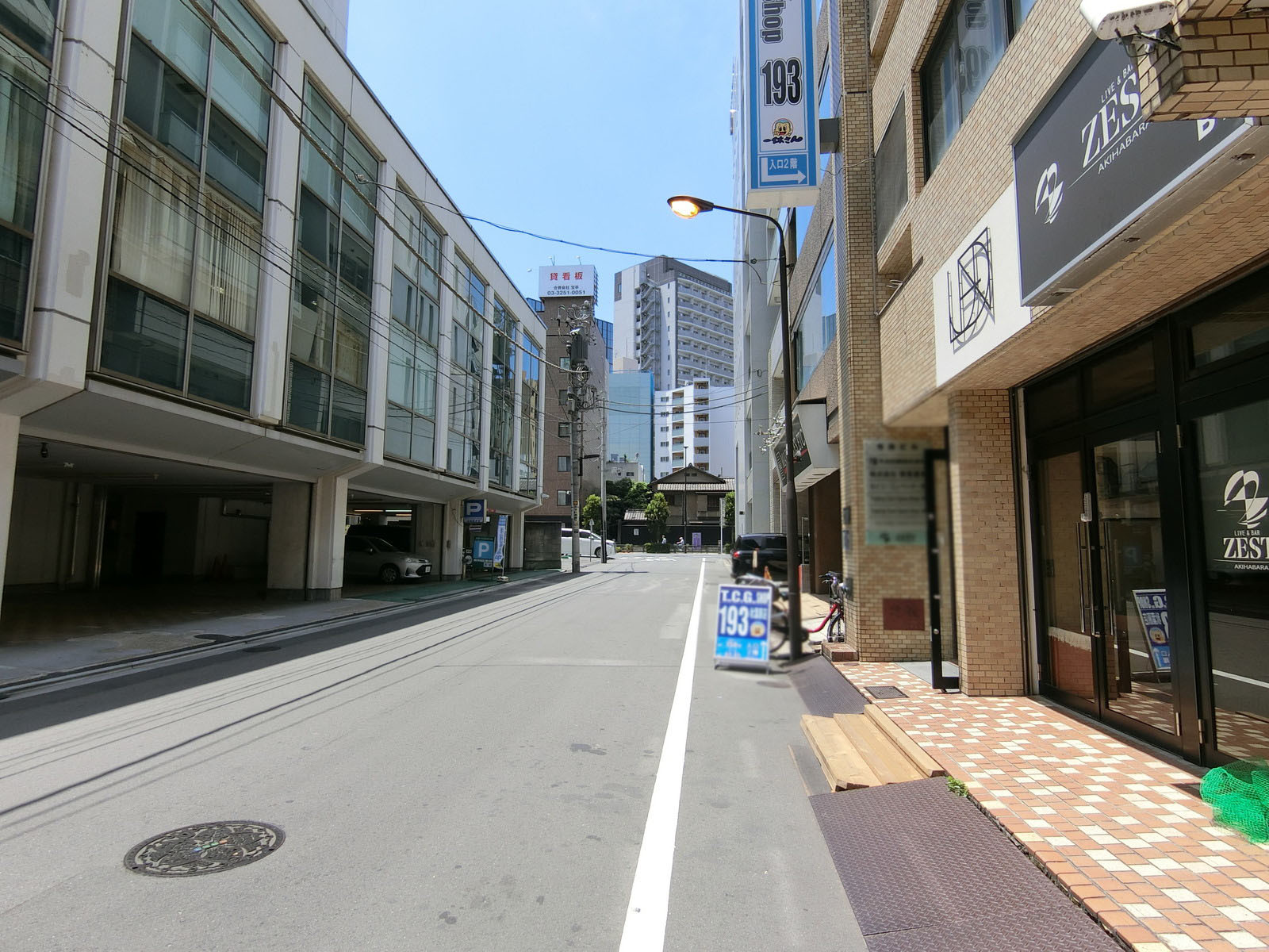 山口ビル前面の通り