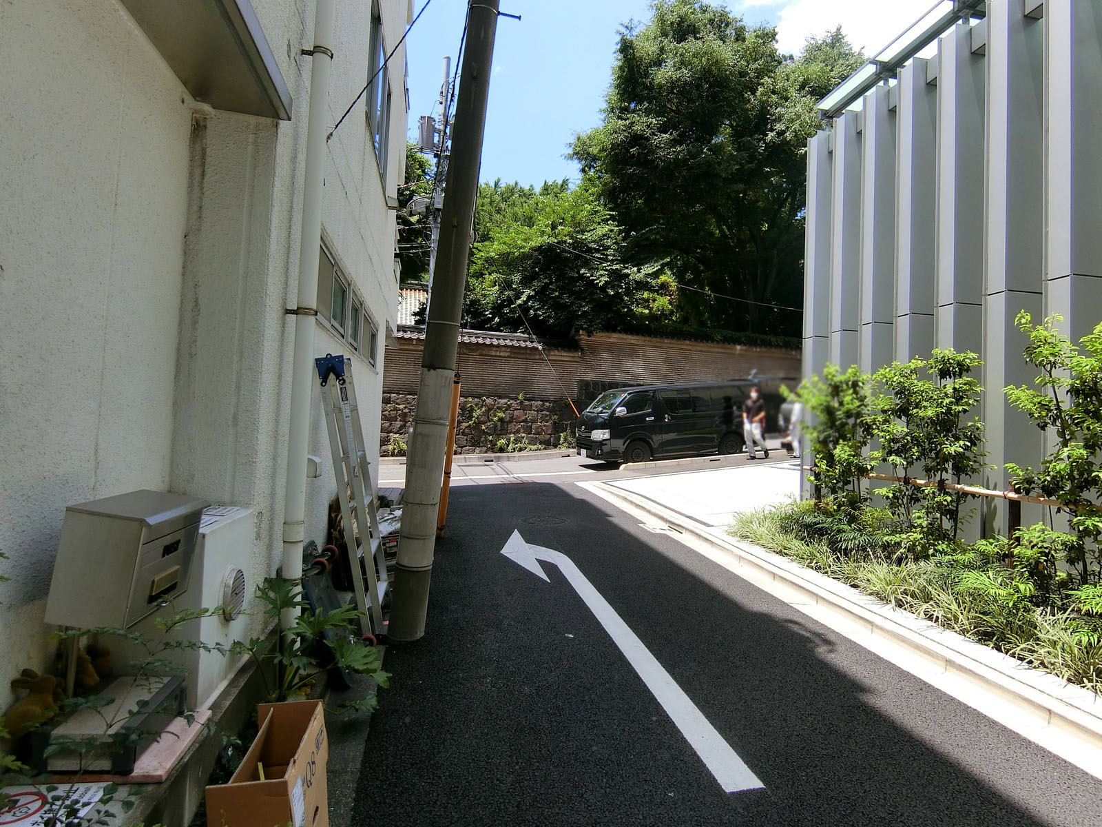 京須ビル前面の通り