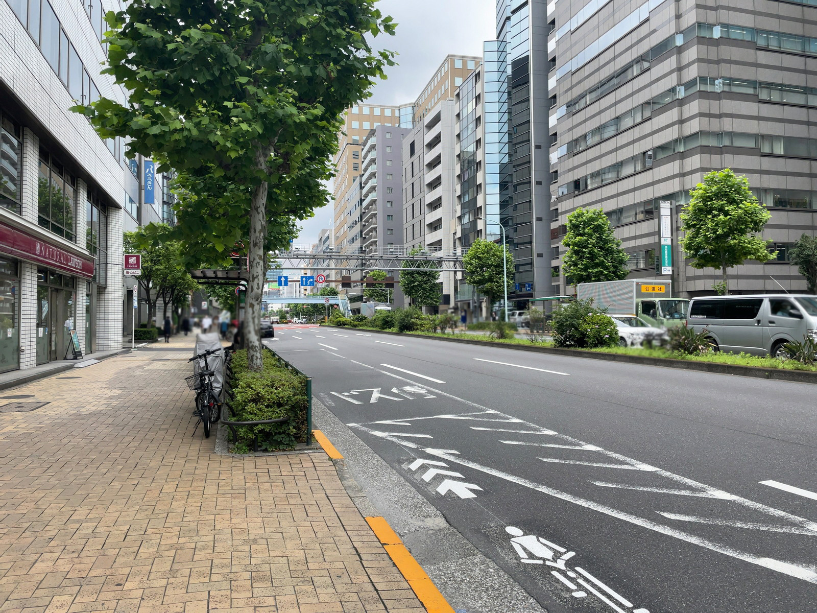 永代ビル前面の永代通り