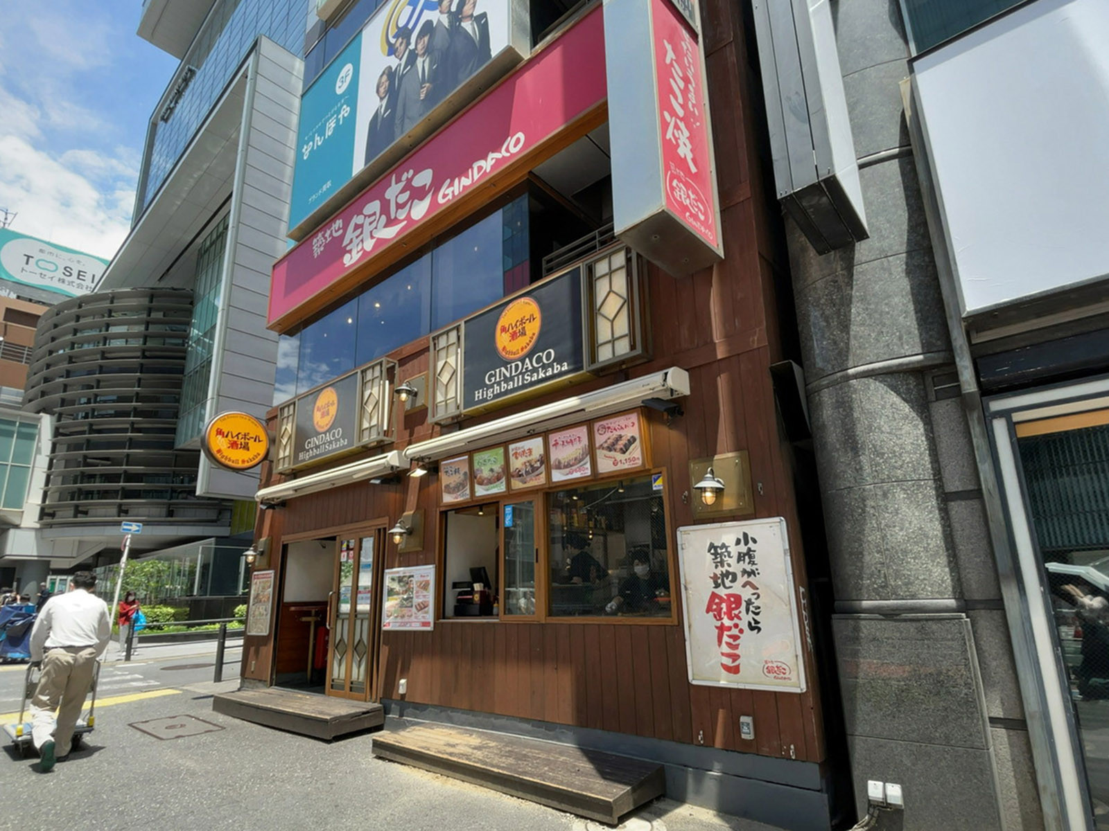 徒歩圏内には飲食店があり