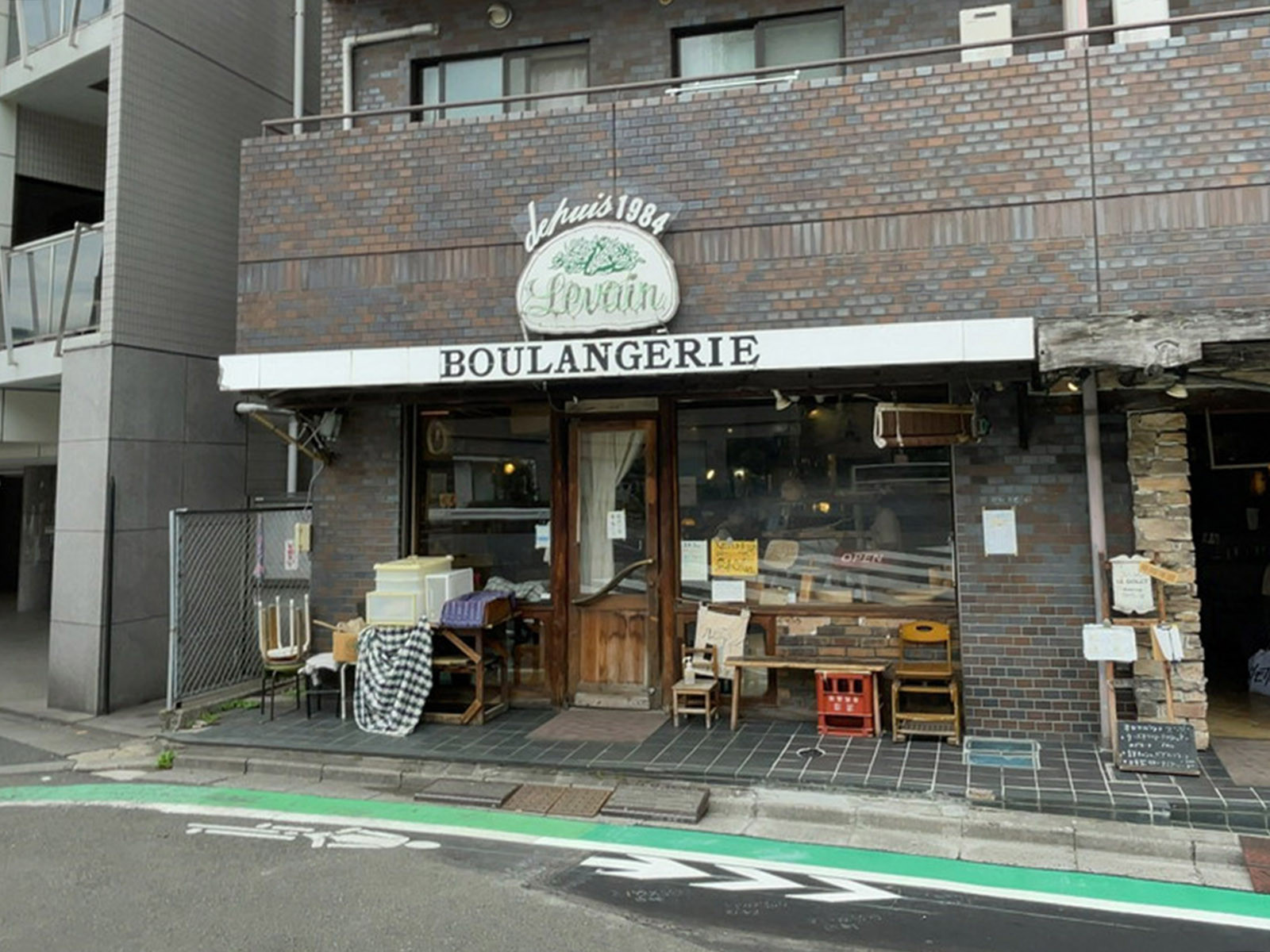 徒歩圏内には飲食店があり