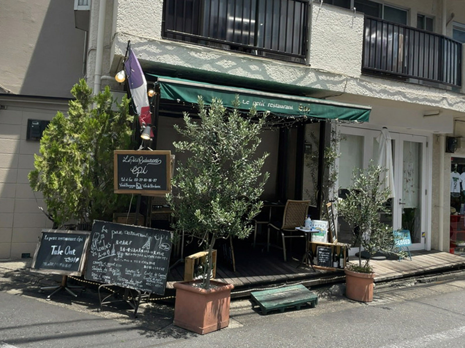周辺には飲食店が点在