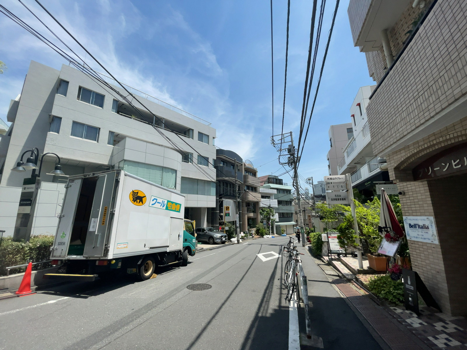 代官山ウエスト前面の通り