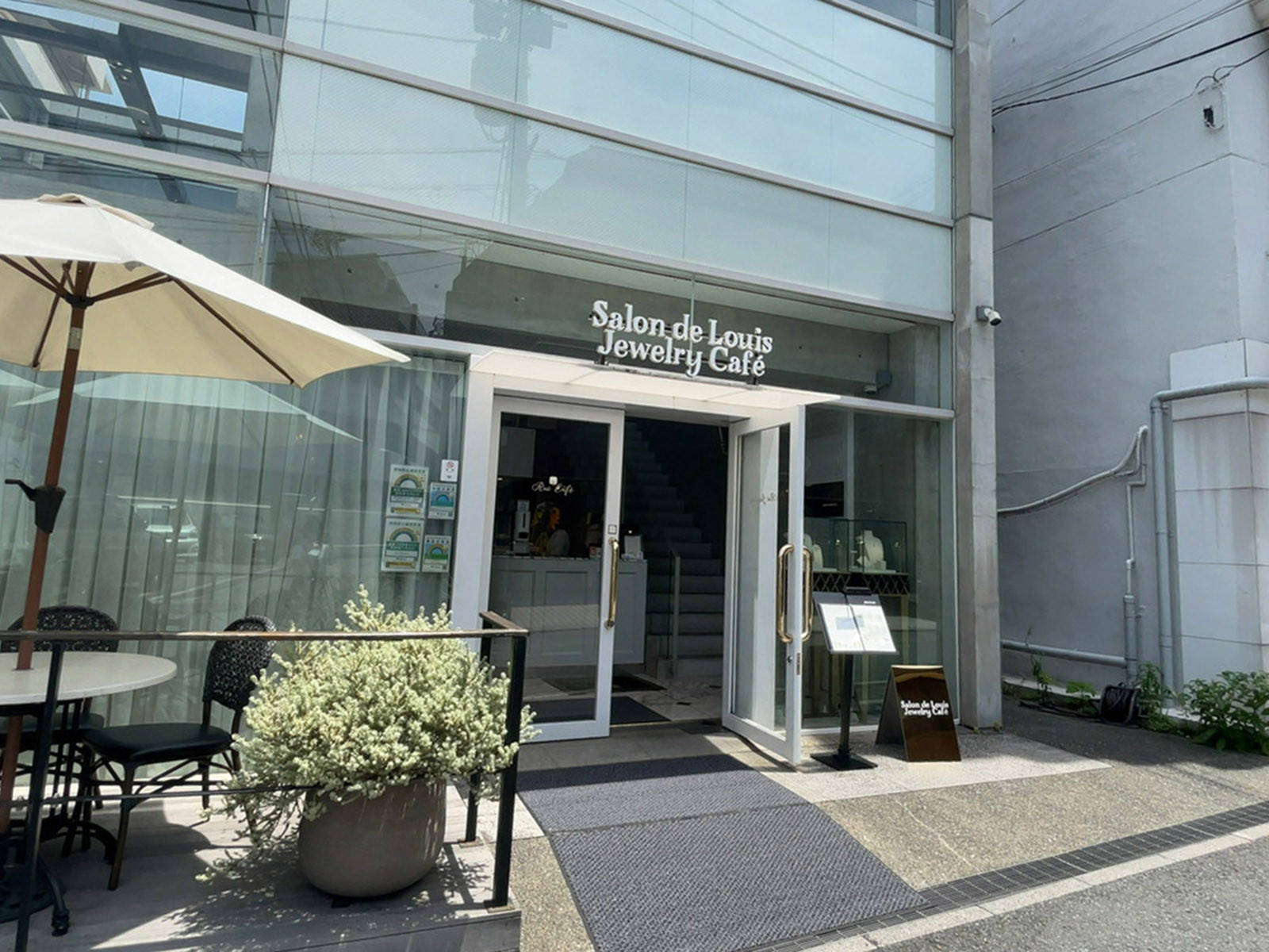 徒歩圏内には飲食店が点在