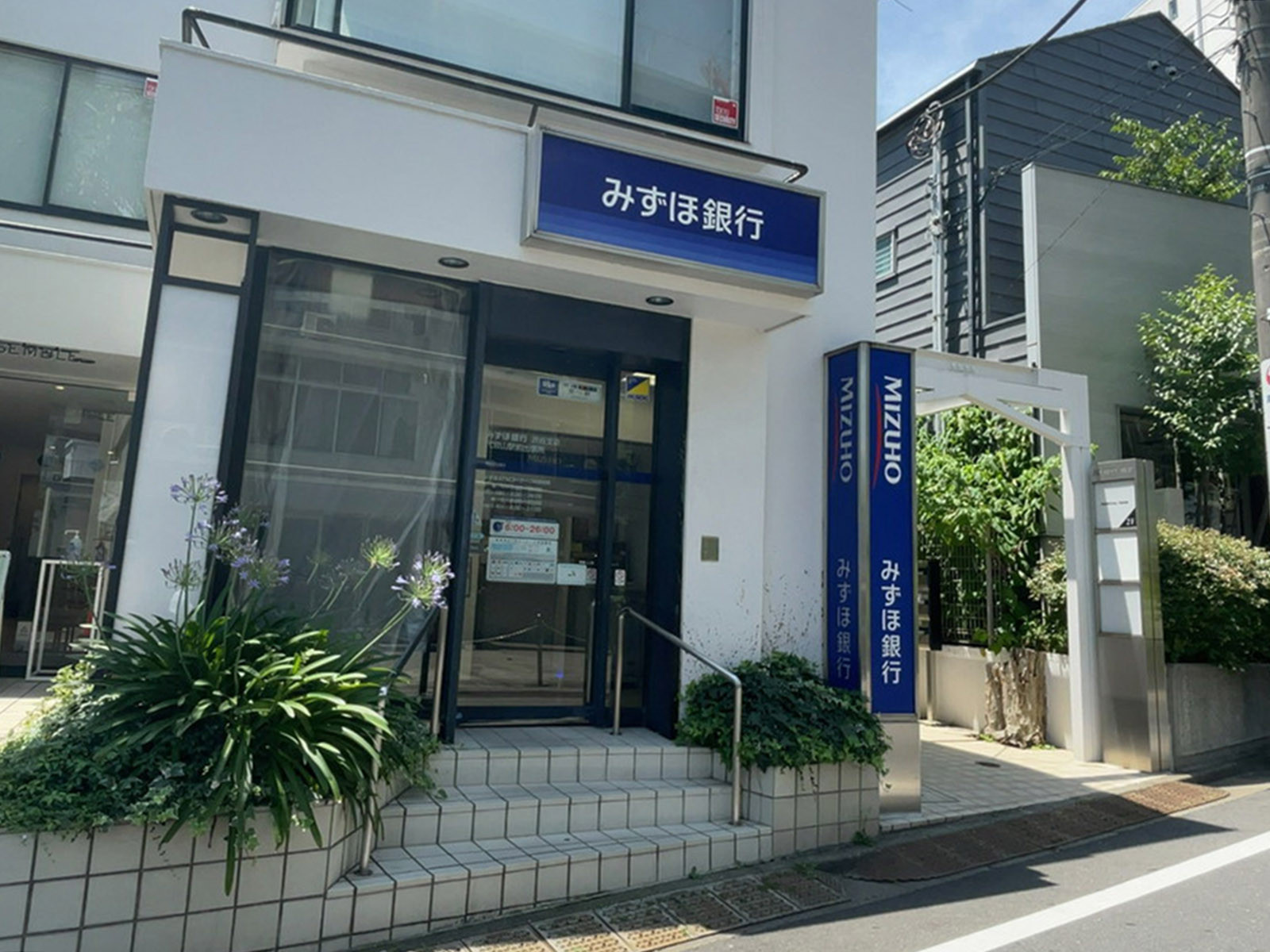 駅付近のみずほ銀行ATMコーナー