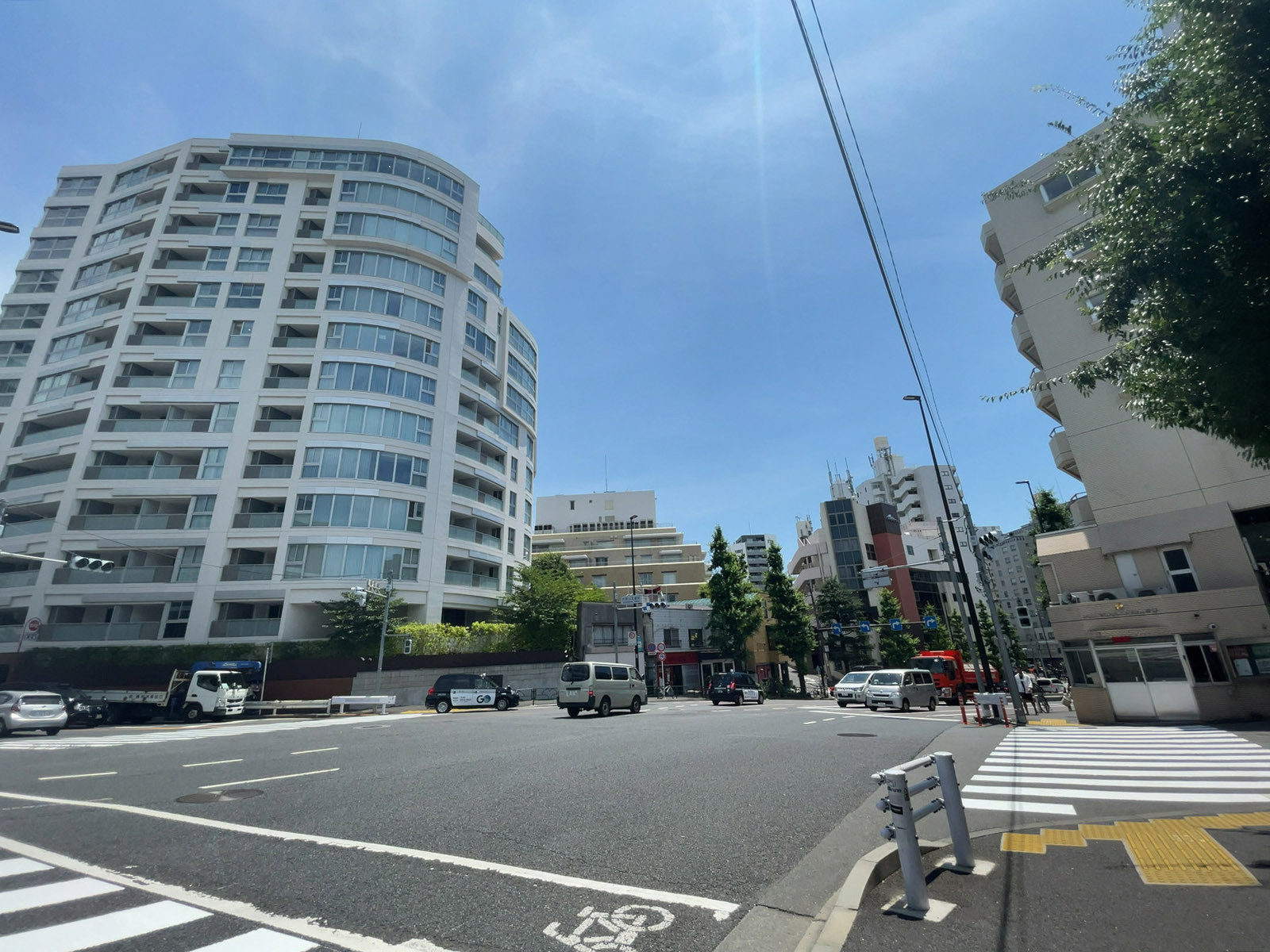 付近の代官山交番前交差点