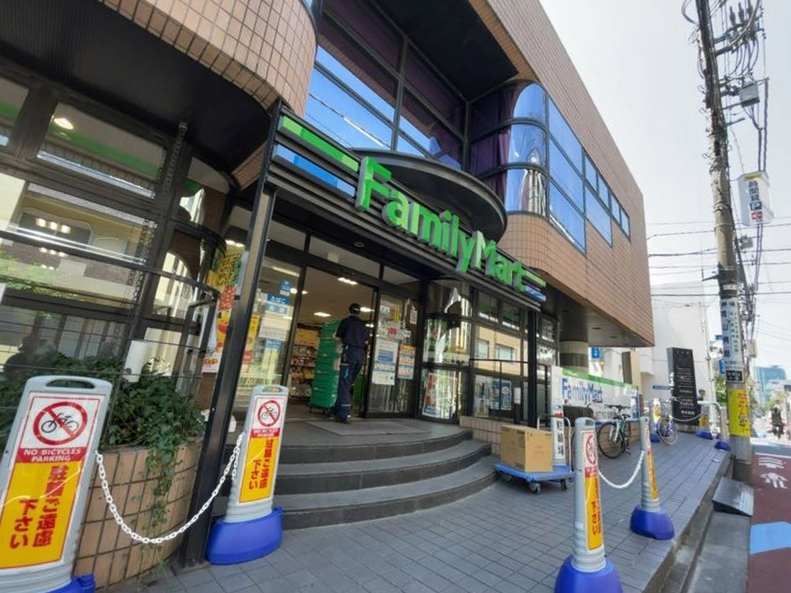 徒歩4分のファミリーマート