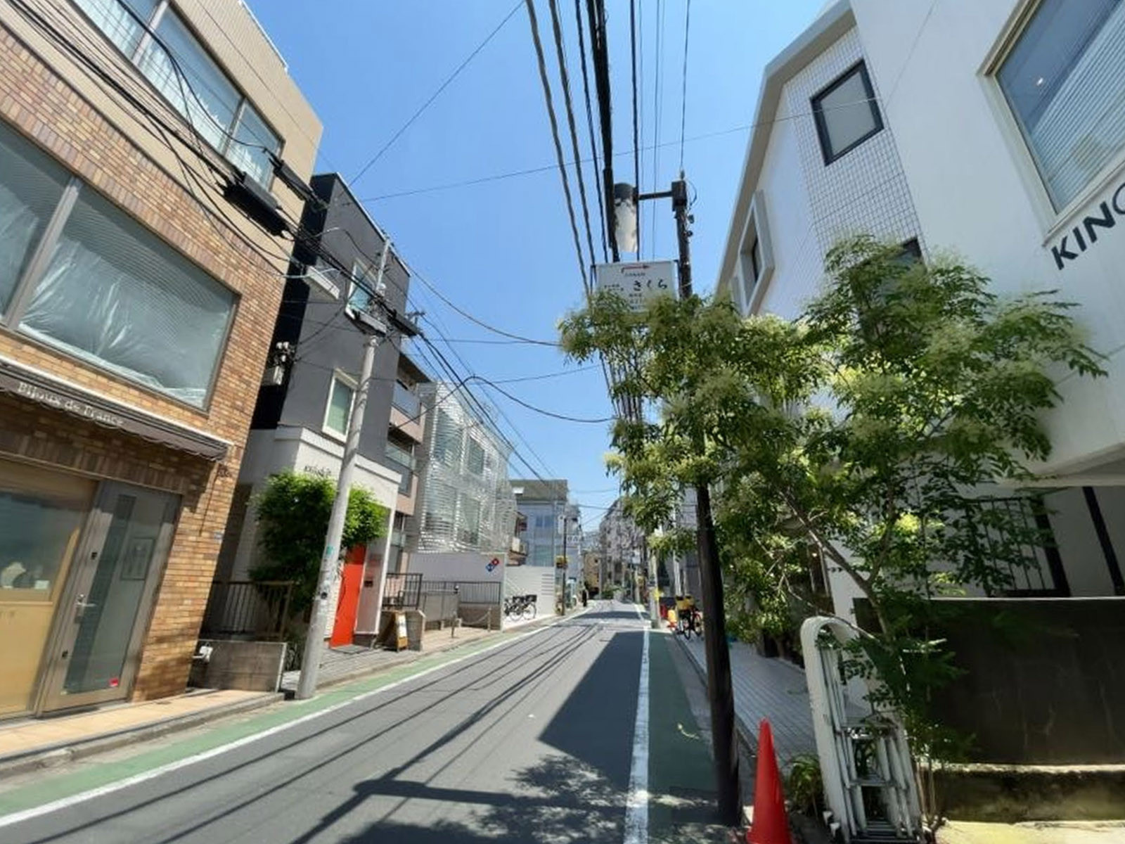 第2新井ビル前面の通り