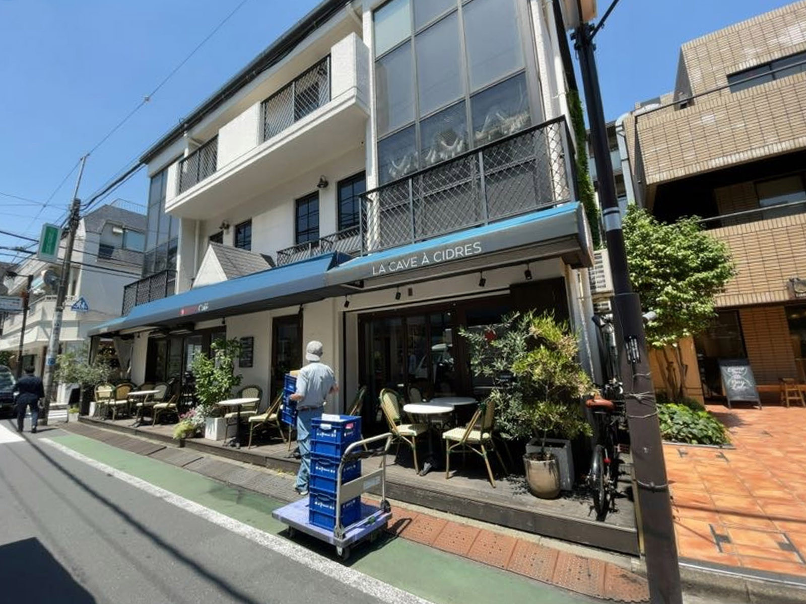 付近には飲食店が点在
