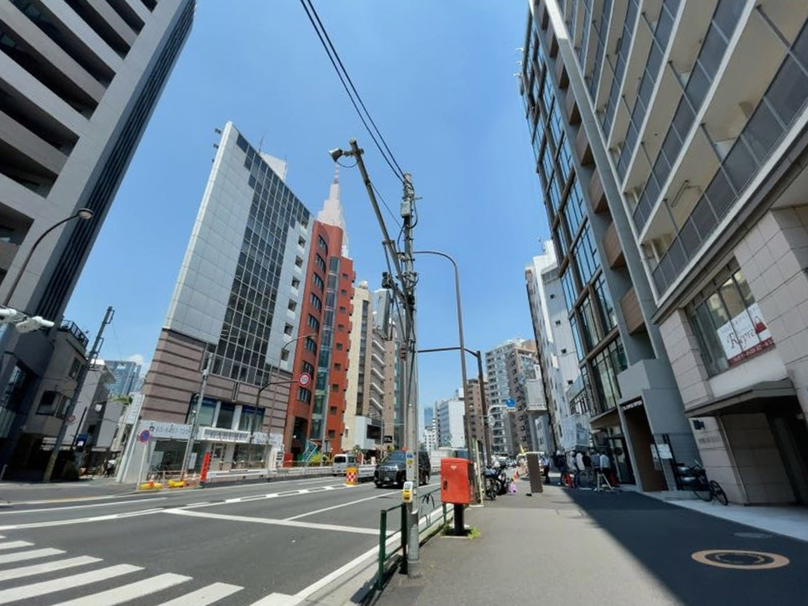 千駄ヶ谷フラワーマンション前面の明治通り